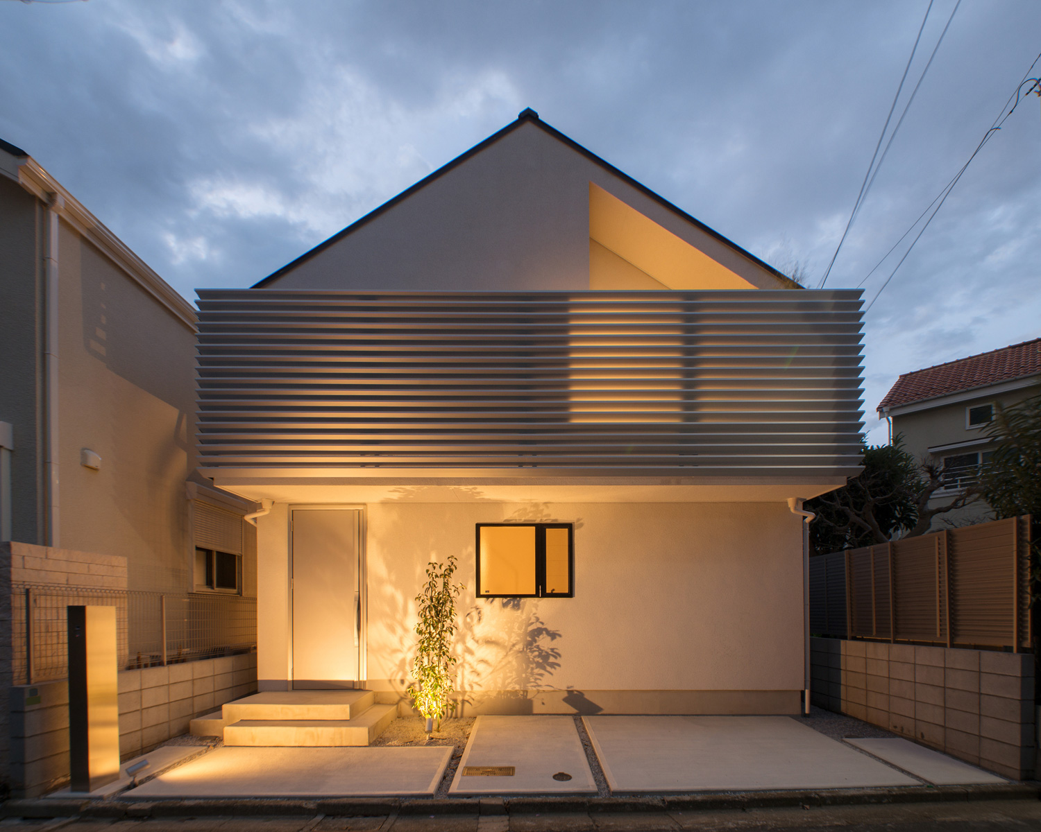 植栽が照明に照らされたおしゃれな外観・デザイン住宅 注文住宅・デザイン住宅建築実例_『CASE541 寄棟天井のある家』_外観