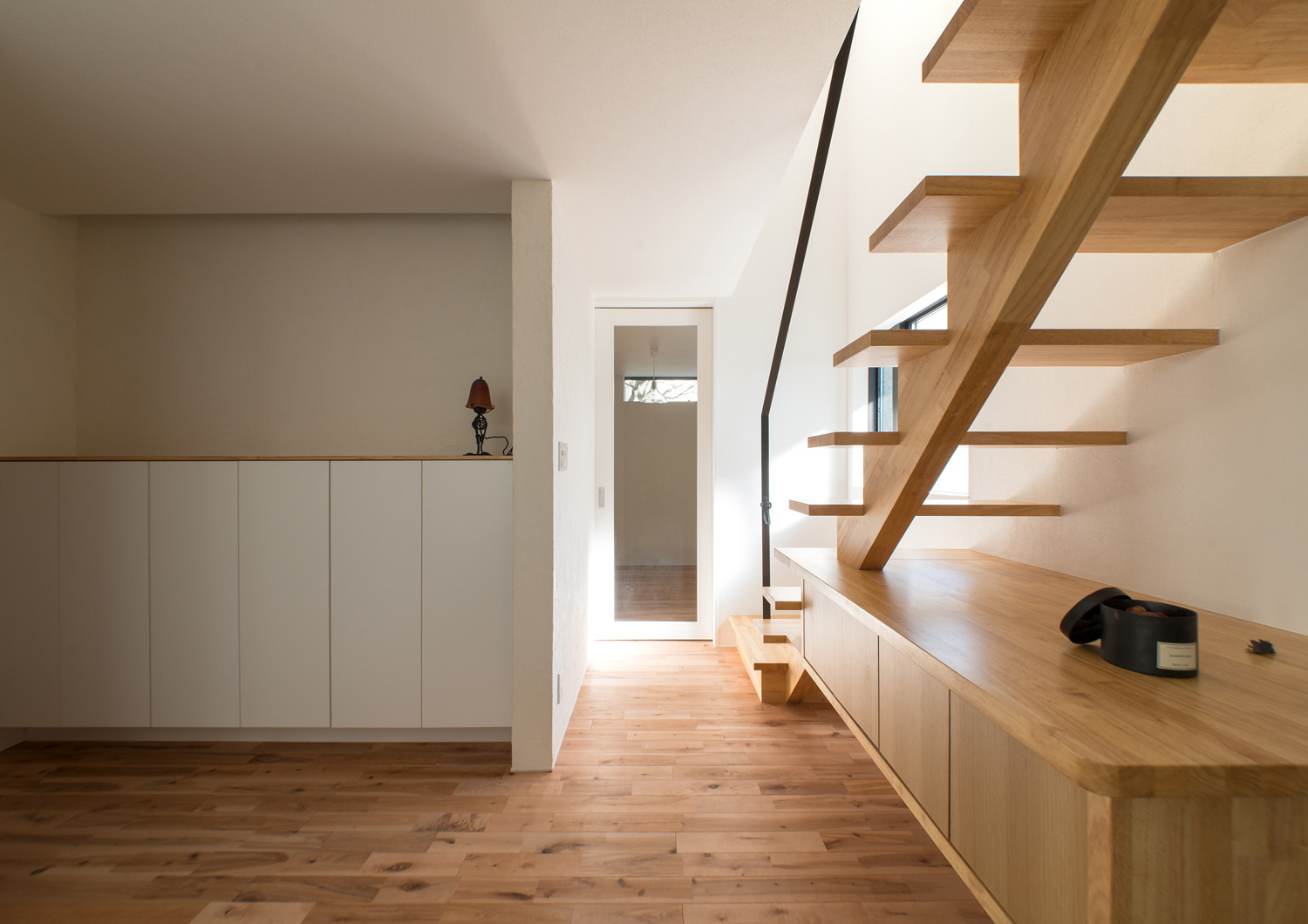 木のインテリアでまとめたナチュラルな廊下・デザイン住宅 注文住宅・デザイン住宅建築実例_『CASE541 寄棟天井のある家』_玄関