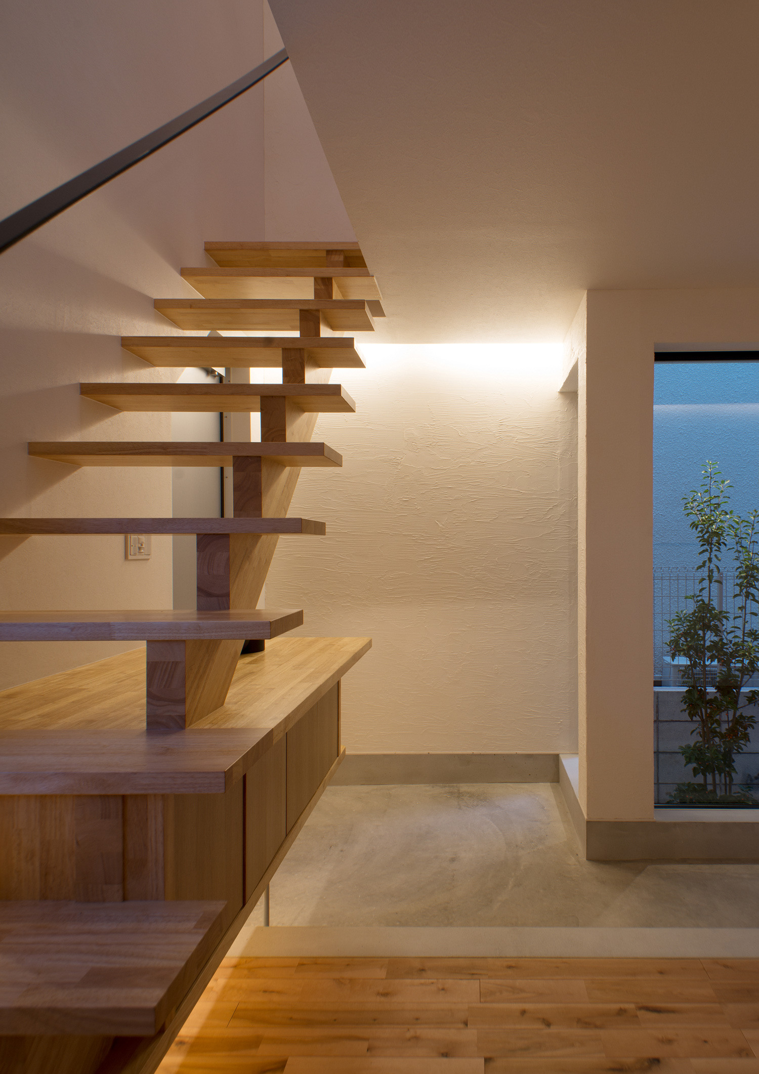 壁際に間接照明を取り付けたシンプルでおしゃれな土間玄関・デザイン住宅 注文住宅・デザイン住宅建築実例_『CASE541 寄棟天井のある家』_玄関