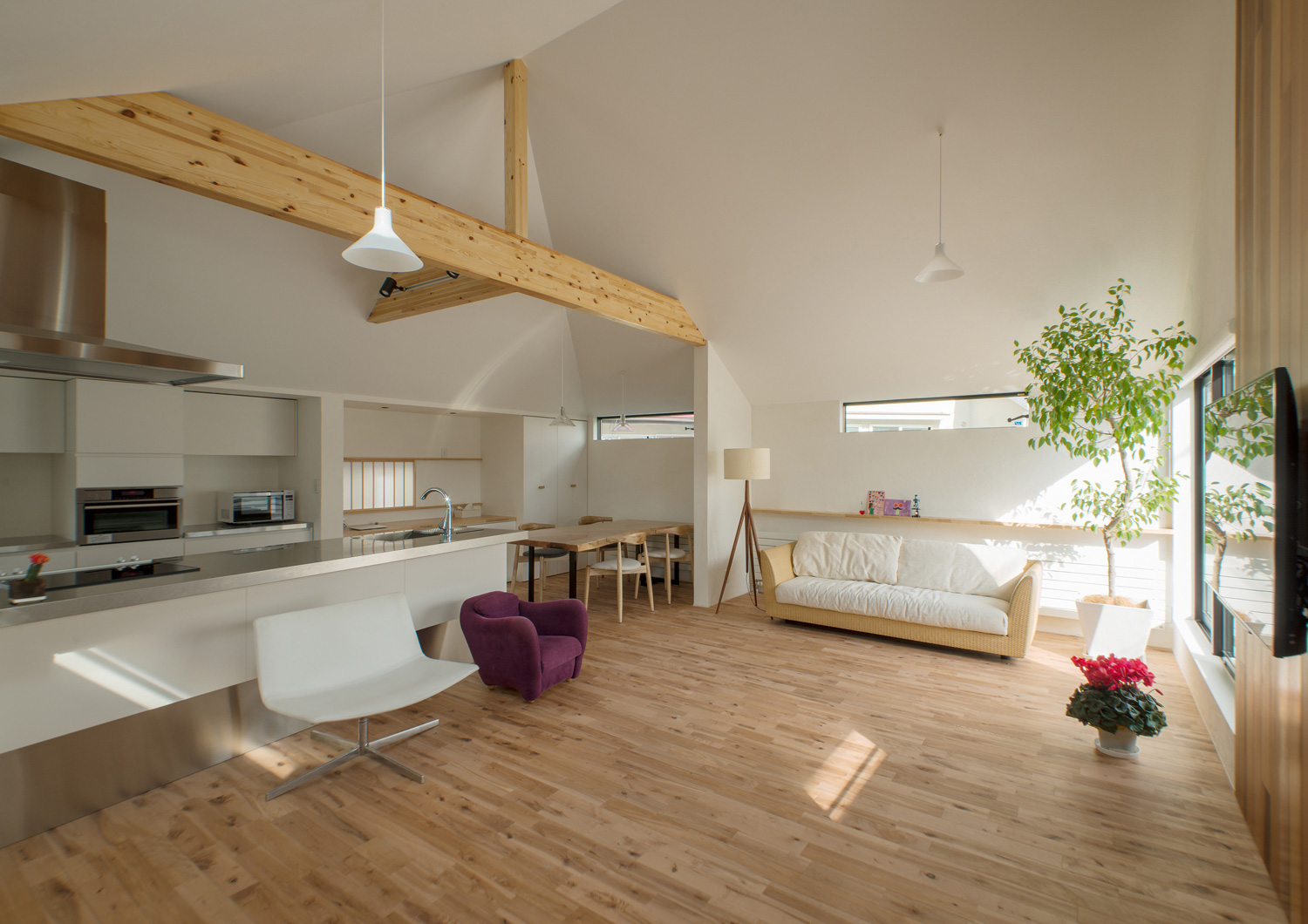 梁見せ天井のナチュラルなLDK・デザイン住宅 注文住宅・デザイン住宅建築実例_『CASE541 寄棟天井のある家』_LDK