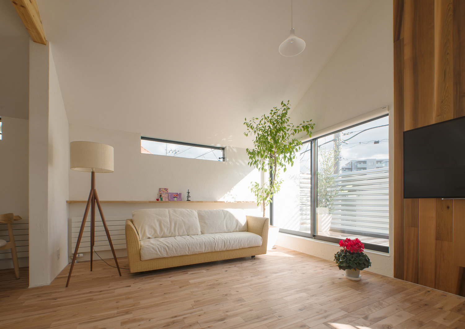 バルコニーに面した窓から自然光が入る明るいLDK・デザイン住宅 注文住宅・デザイン住宅建築実例_『CASE541 寄棟天井のある家』_LDK