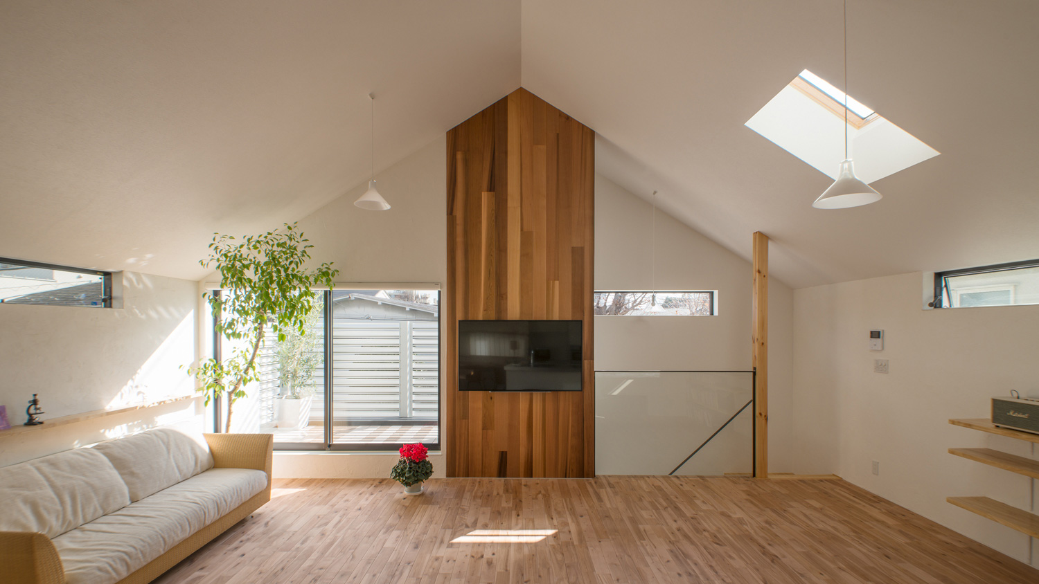 木のアクセントウォールがあるナチュラルでおしゃれなLDK・デザイン住宅 注文住宅・デザイン住宅建築実例_『CASE541 寄棟天井のある家』_LDK