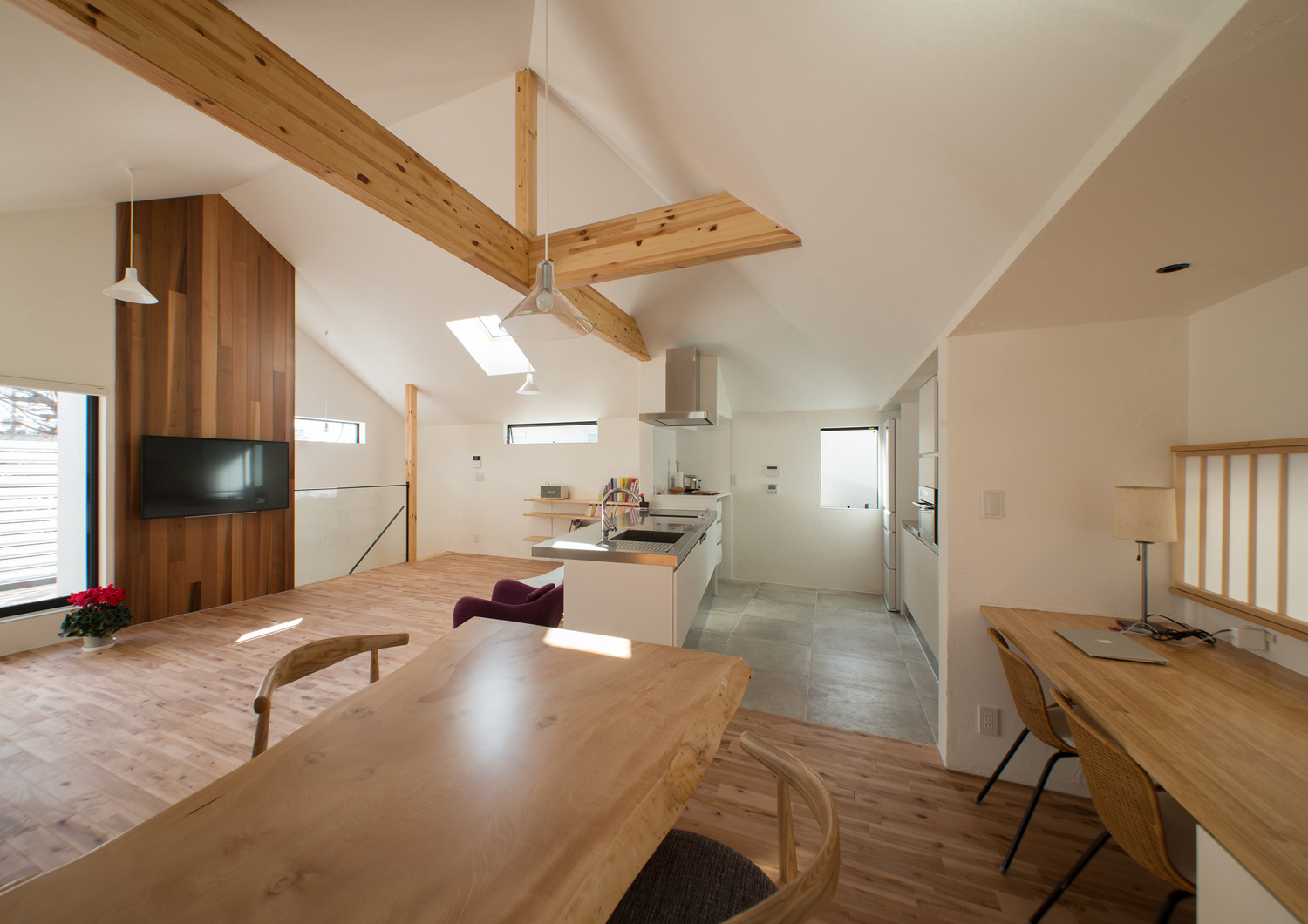 木のインテリアを中心とした温かみがあるLDK・デザイン住宅 注文住宅・デザイン住宅建築実例_『CASE541 寄棟天井のある家』_LDK