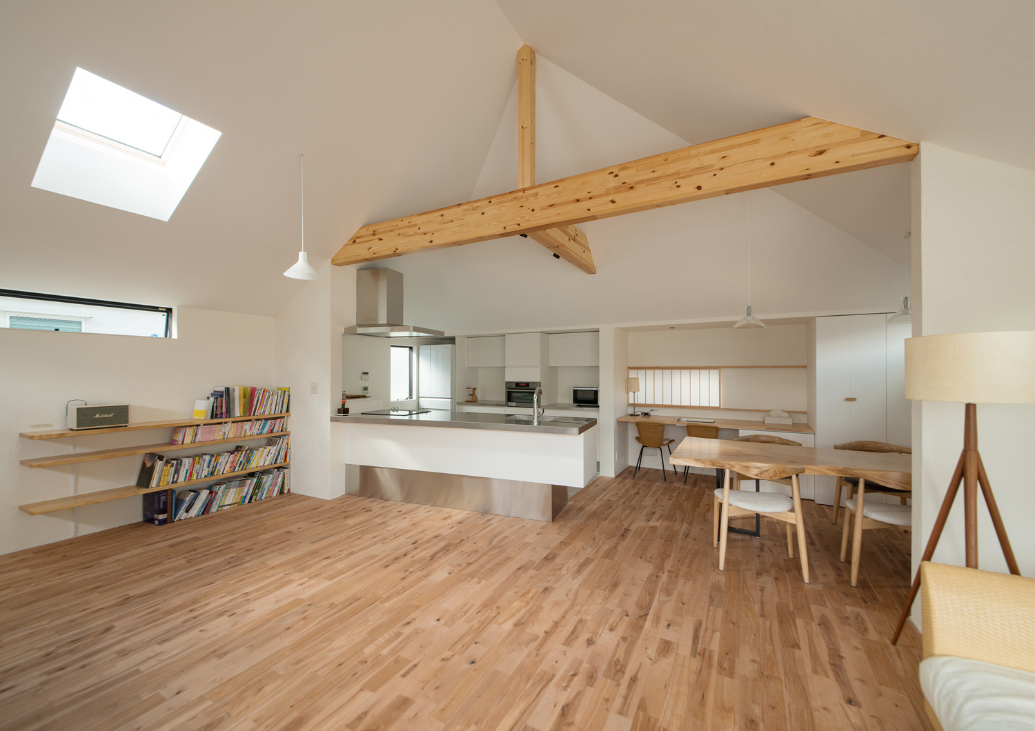 高天井で天窓がある、開放感のあるLDK・デザイン住宅 注文住宅・デザイン住宅建築実例_『CASE541 寄棟天井のある家』_LDK