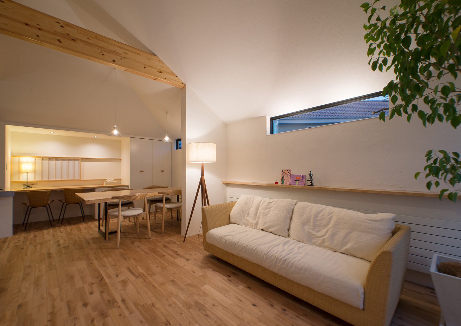 ハイサイドライトを取り付けた、間接照明に照らされるLDK・デザイン住宅 注文住宅・デザイン住宅建築実例_『CASE541 寄棟天井のある家』_LDK