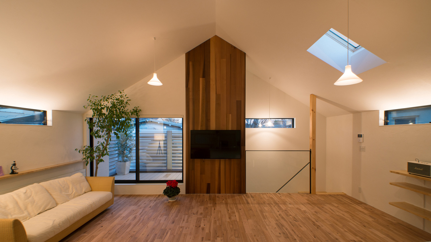 天窓や間接照明を取り付けた三角屋根のおしゃれなLDK・デザイン住宅 注文住宅・デザイン住宅建築実例_『CASE541 寄棟天井のある家』_LDK