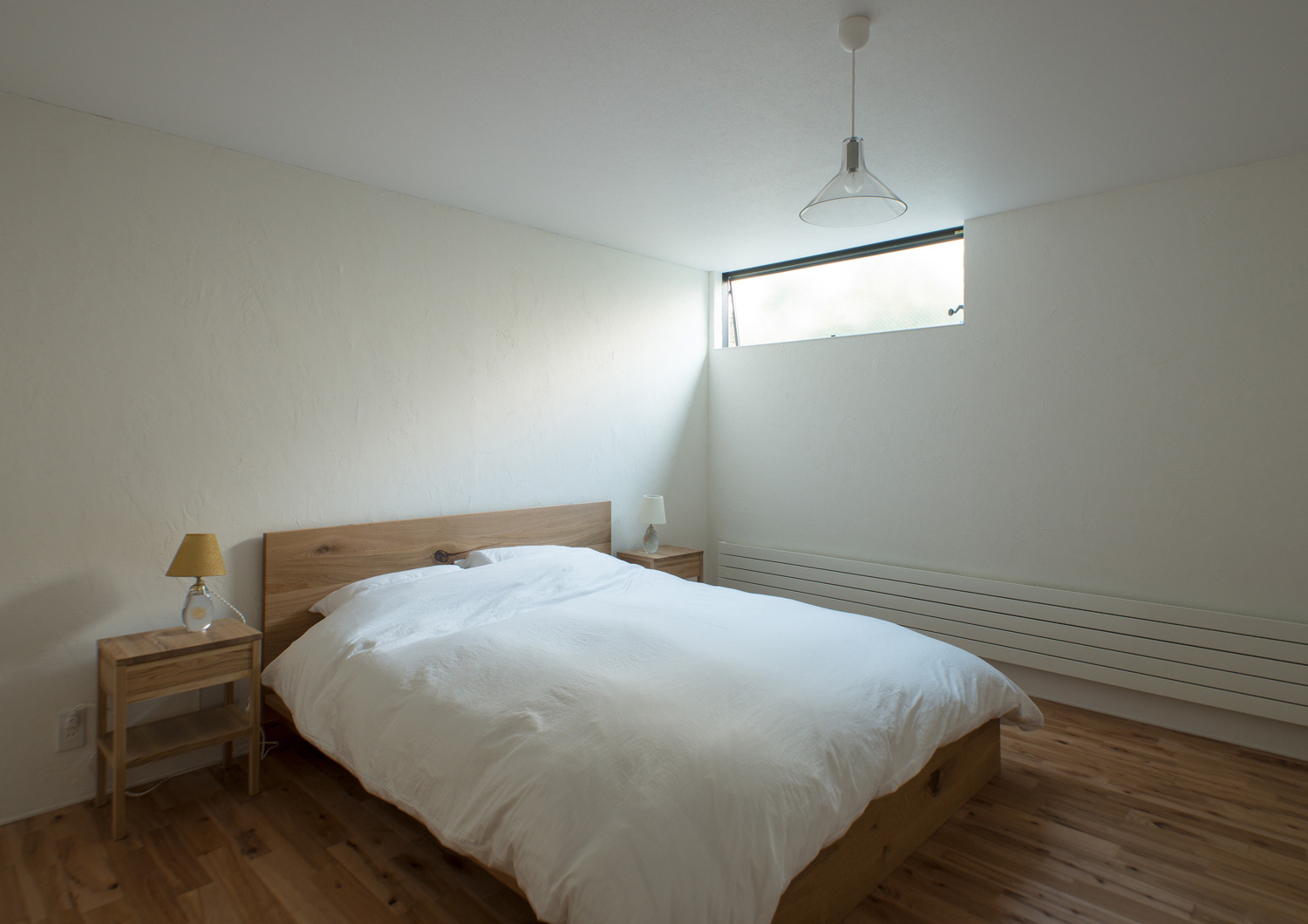 スリット窓から光が入るシンプルな寝室・デザイン住宅 注文住宅・デザイン住宅建築実例_『CASE541 寄棟天井のある家』_寝室