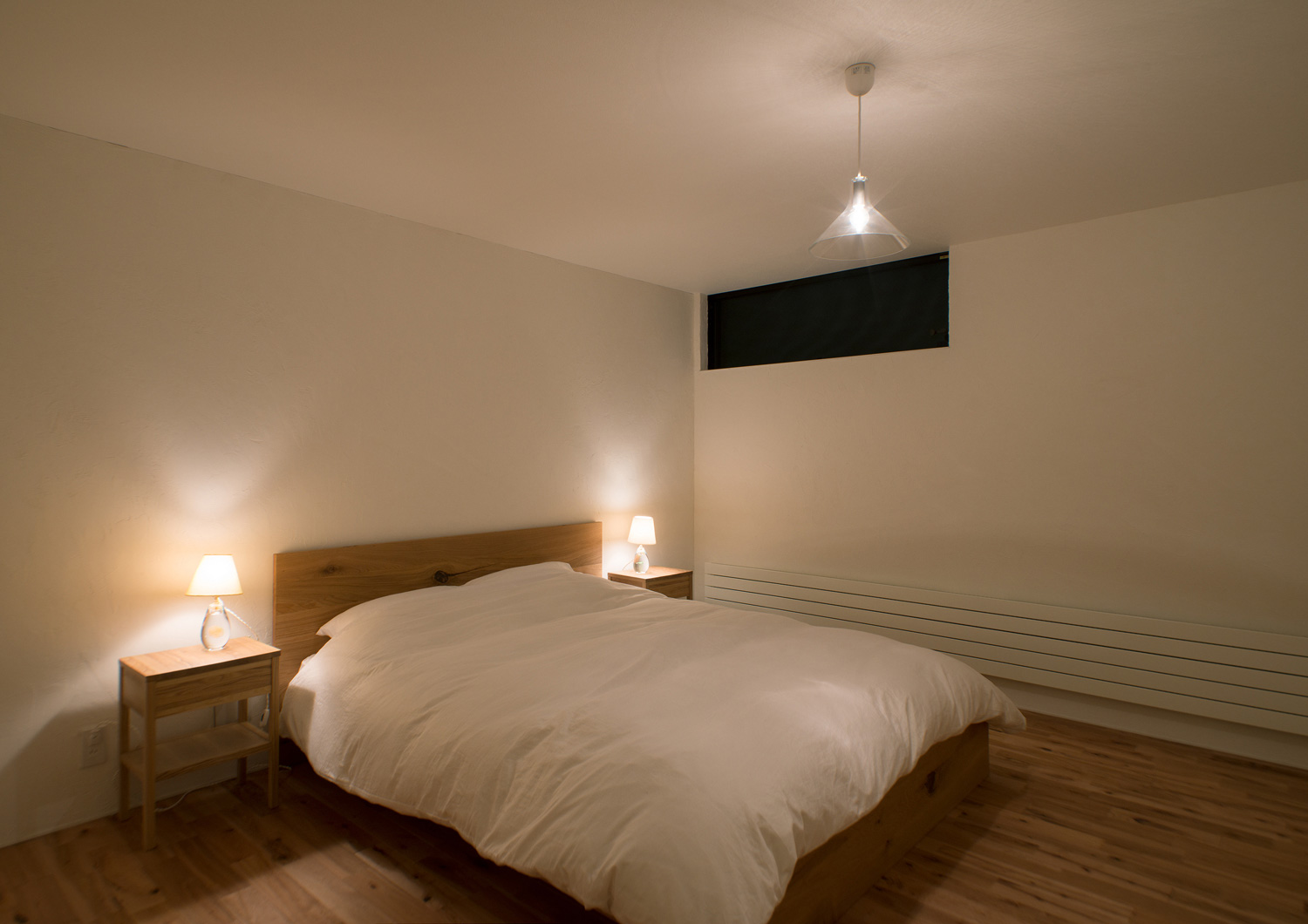 間接照明を取り付けたホテルライクな寝室・デザイン住宅 注文住宅・デザイン住宅建築実例_『CASE541 寄棟天井のある家』_寝室