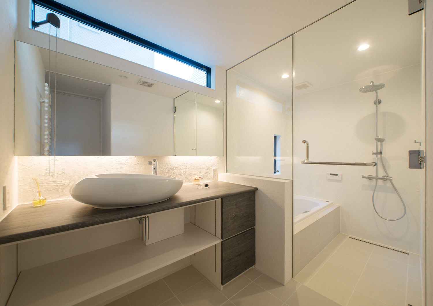 ガラス扉で白を基調としたホテルライクな浴室・デザイン住宅 注文住宅・デザイン住宅建築実例_『CASE541 寄棟天井のある家』_浴室・洗面所