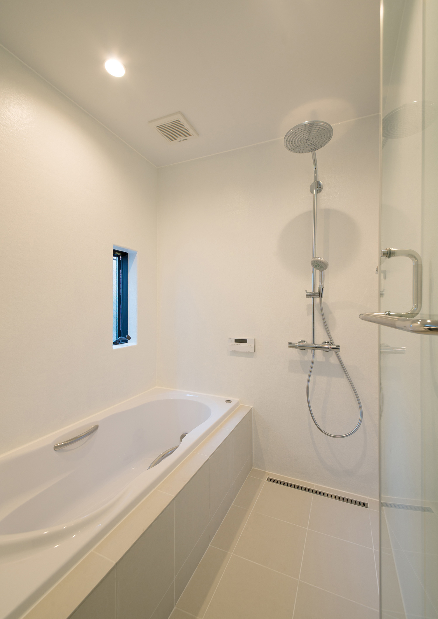 ガラス扉を取り付けたおしゃれな浴室・デザイン住宅 注文住宅・デザイン住宅建築実例_『CASE541 寄棟天井のある家』_浴室・洗面所