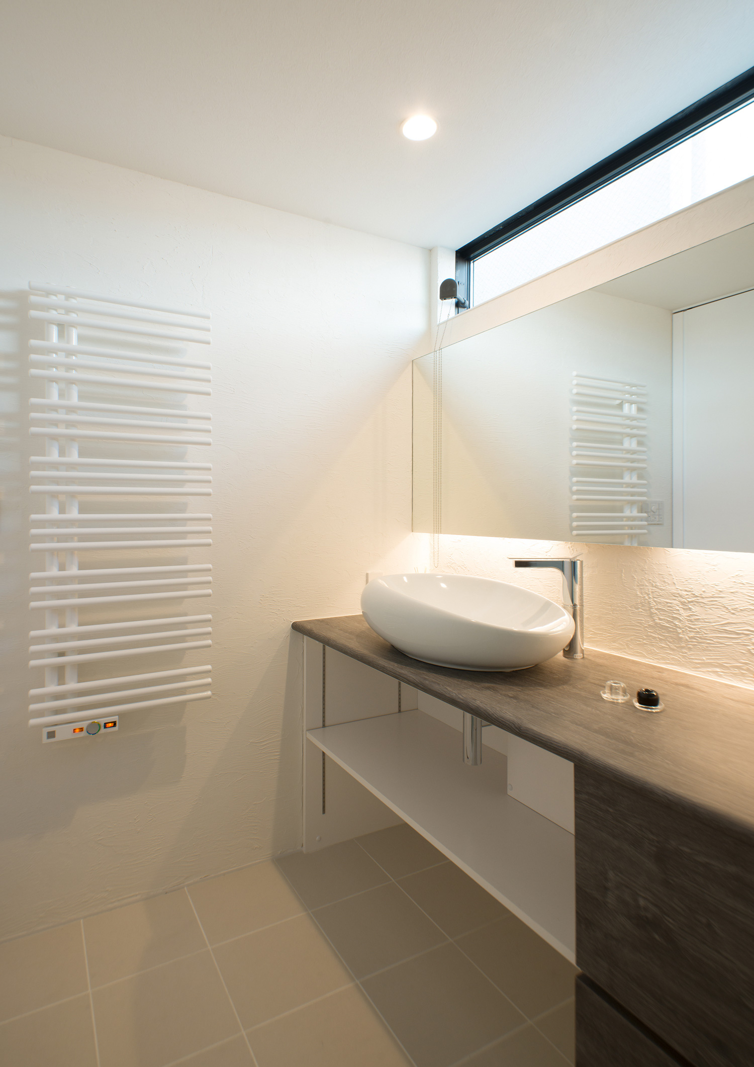 間接照明や丸い洗面ボウルを取り付けた高級感のある洗面所・デザイン住宅 注文住宅・デザイン住宅建築実例_『CASE541 寄棟天井のある家』_浴室・洗面所