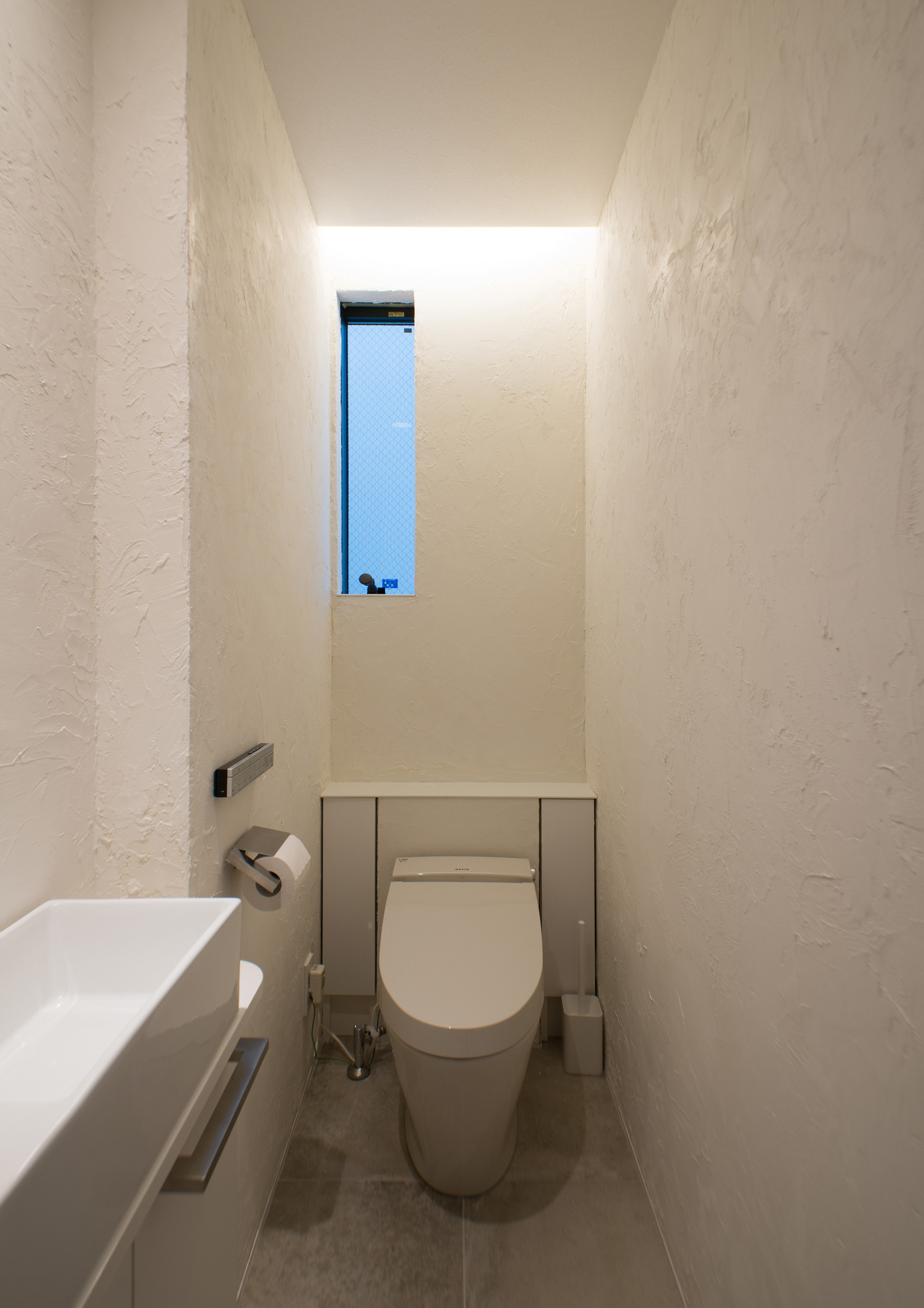 間接照明やスリット窓を取り付けたシンプルでおしゃれな洗面所・デザイン住宅 注文住宅・デザイン住宅建築実例_『CASE541 寄棟天井のある家』_トイレ