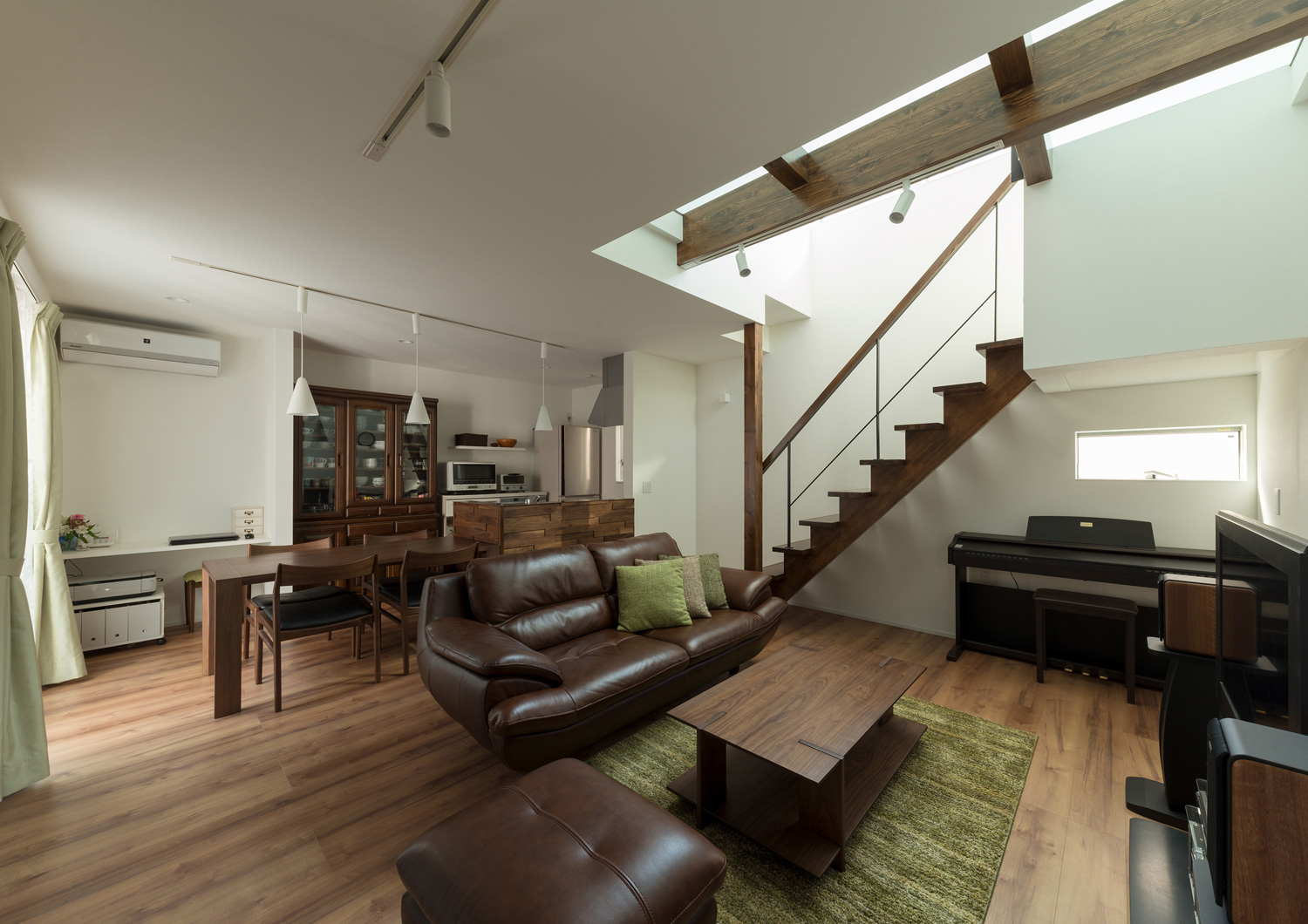 濃いブラウンのインテリアで統一された吹き抜けのLDK・デザイン住宅 注文住宅・デザイン住宅建築実例_『CASE546 ウォールナットとガラスの家』_LDK