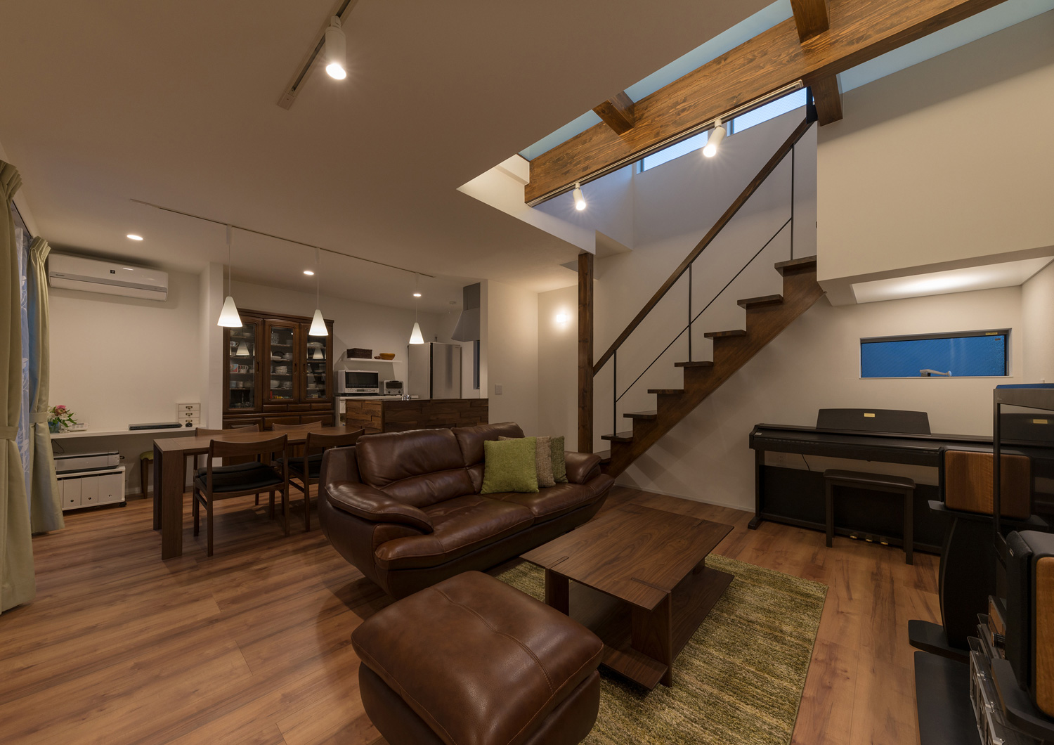 ペンダントライトやスポットライトを取り付けたホテルライクなLDK・デザイン住宅 注文住宅・デザイン住宅建築実例_『CASE546 ウォールナットとガラスの家』_LDK