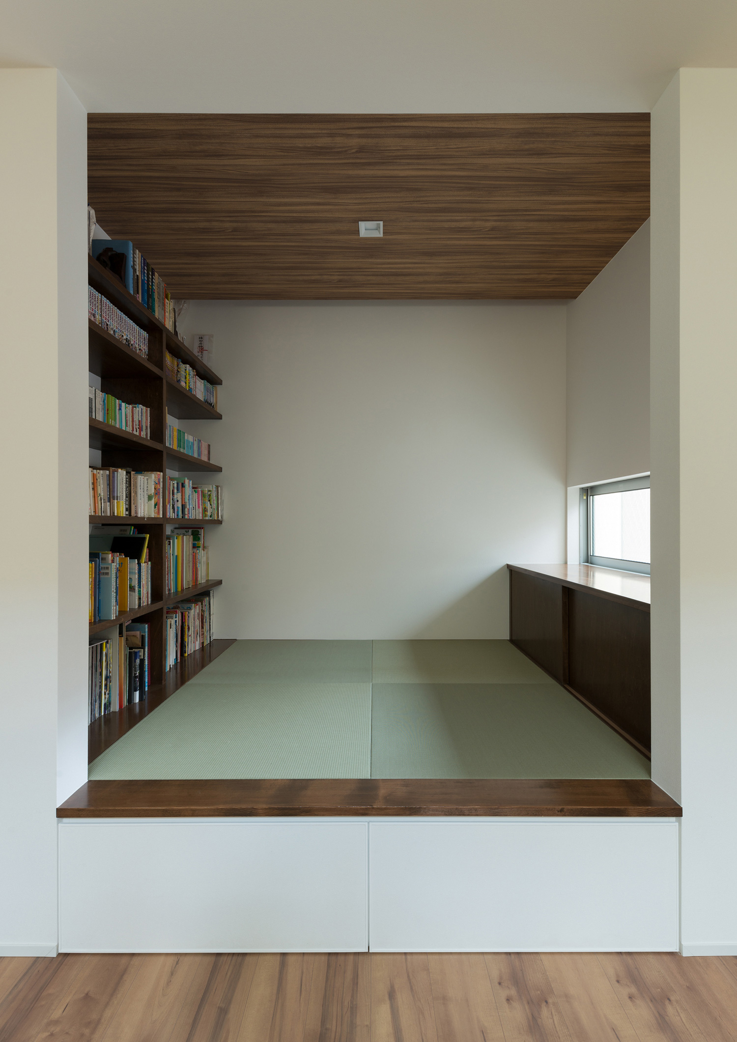本棚や床下収納を設けたモダンな和室・デザイン住宅 注文住宅・デザイン住宅建築実例_『CASE546 ウォールナットとガラスの家』_和室