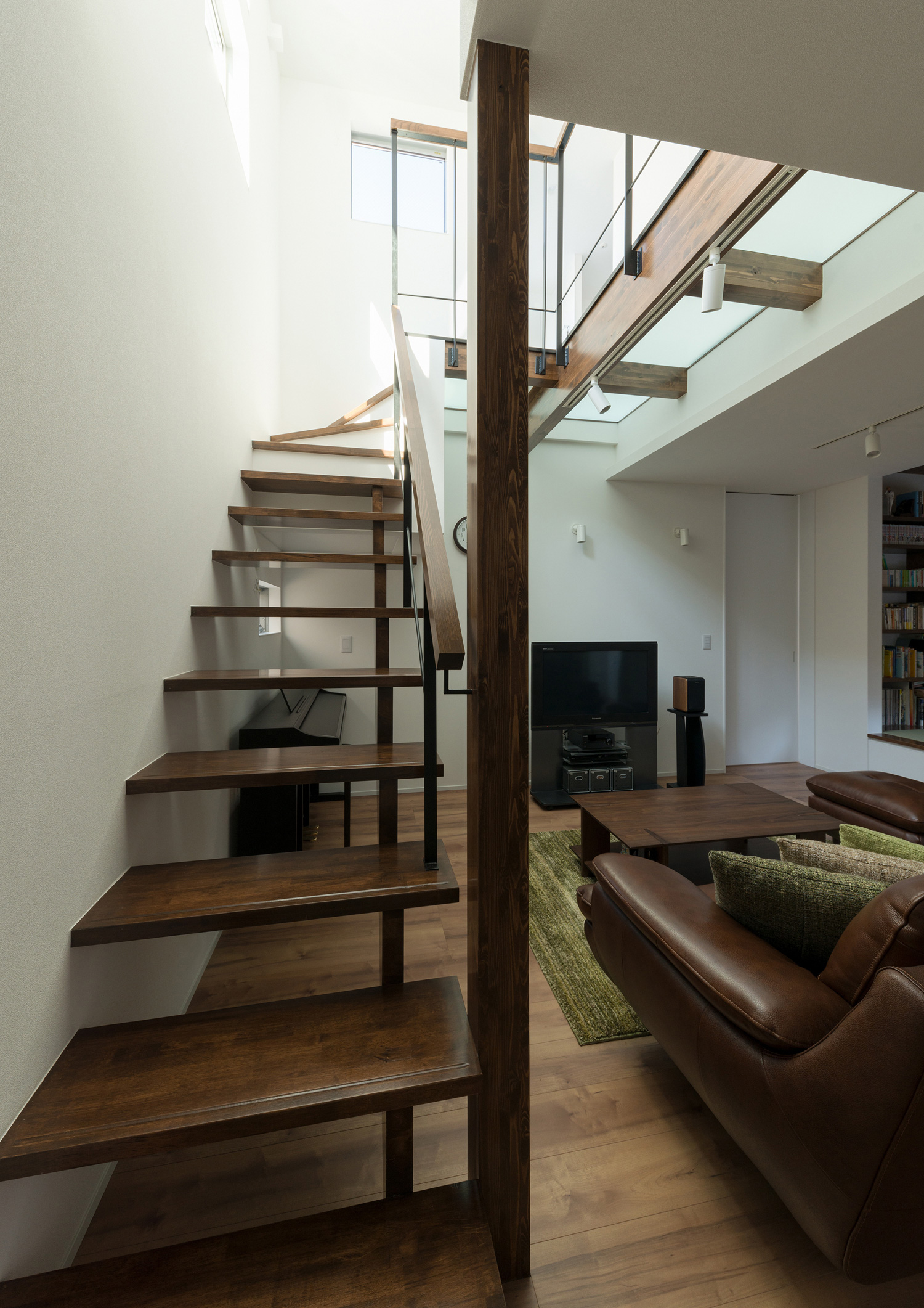 窓から光が入る明るいスケルトン階段・デザイン住宅 注文住宅・デザイン住宅建築実例_『CASE546 ウォールナットとガラスの家』_階段