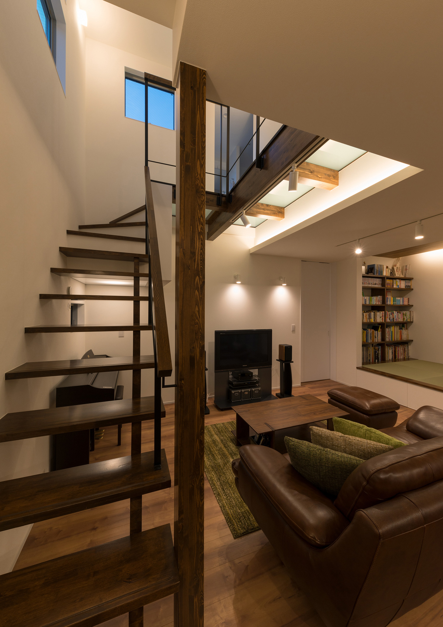 スケルトン階段下のスペースにピアノを置いたおしゃれなLDK・デザイン住宅 注文住宅・デザイン住宅建築実例_『CASE546 ウォールナットとガラスの家』_階段