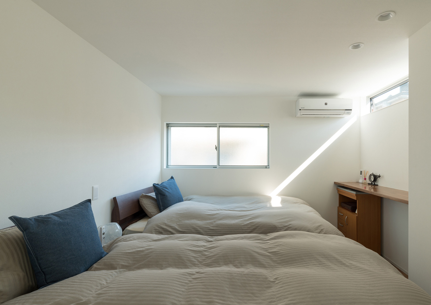 ハイサイドライトや壁付けデスクがある寝室・デザイン住宅 注文住宅・デザイン住宅建築実例_『CASE546 ウォールナットとガラスの家』_寝室