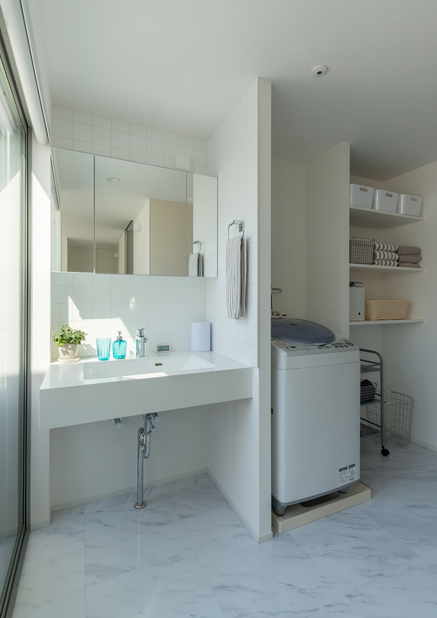 白を中心とした、ランドリースペースのある洗面所・デザイン住宅 注文住宅・デザイン住宅建築実例_『CASE546 ウォールナットとガラスの家』_浴室・洗面所