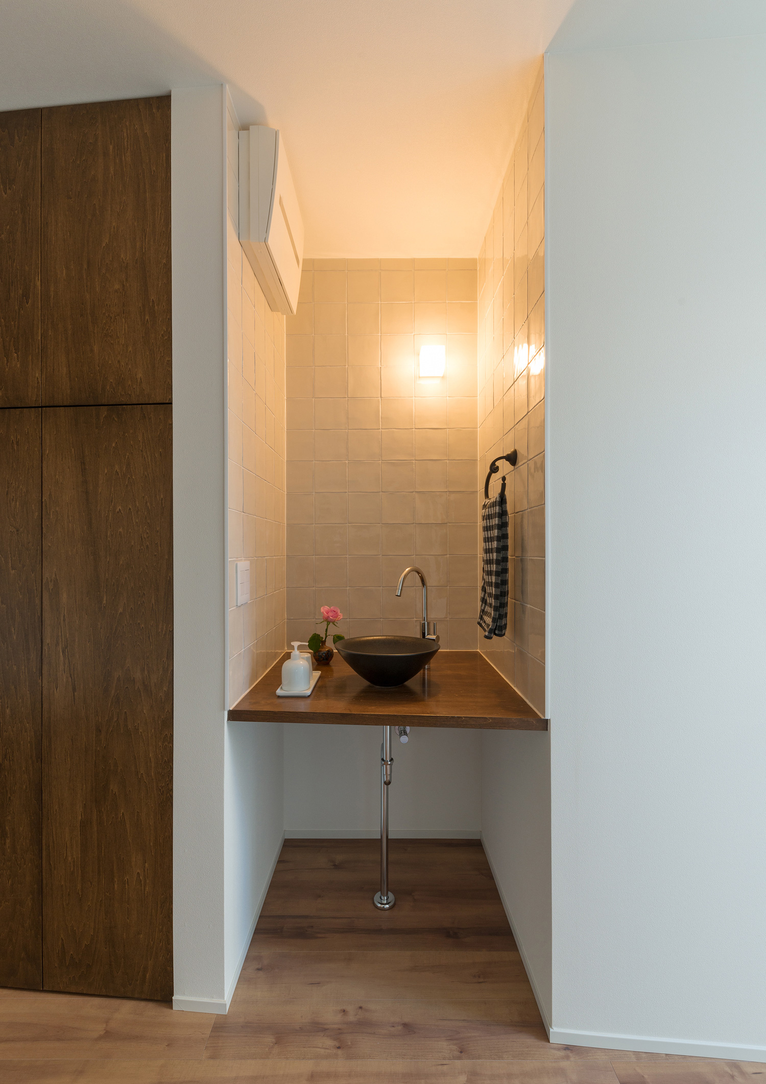 タイル壁に囲まれた、黒い洗面ボウルのある洗面所・デザイン住宅 注文住宅・デザイン住宅建築実例_『CASE546 ウォールナットとガラスの家』_浴室・洗面所