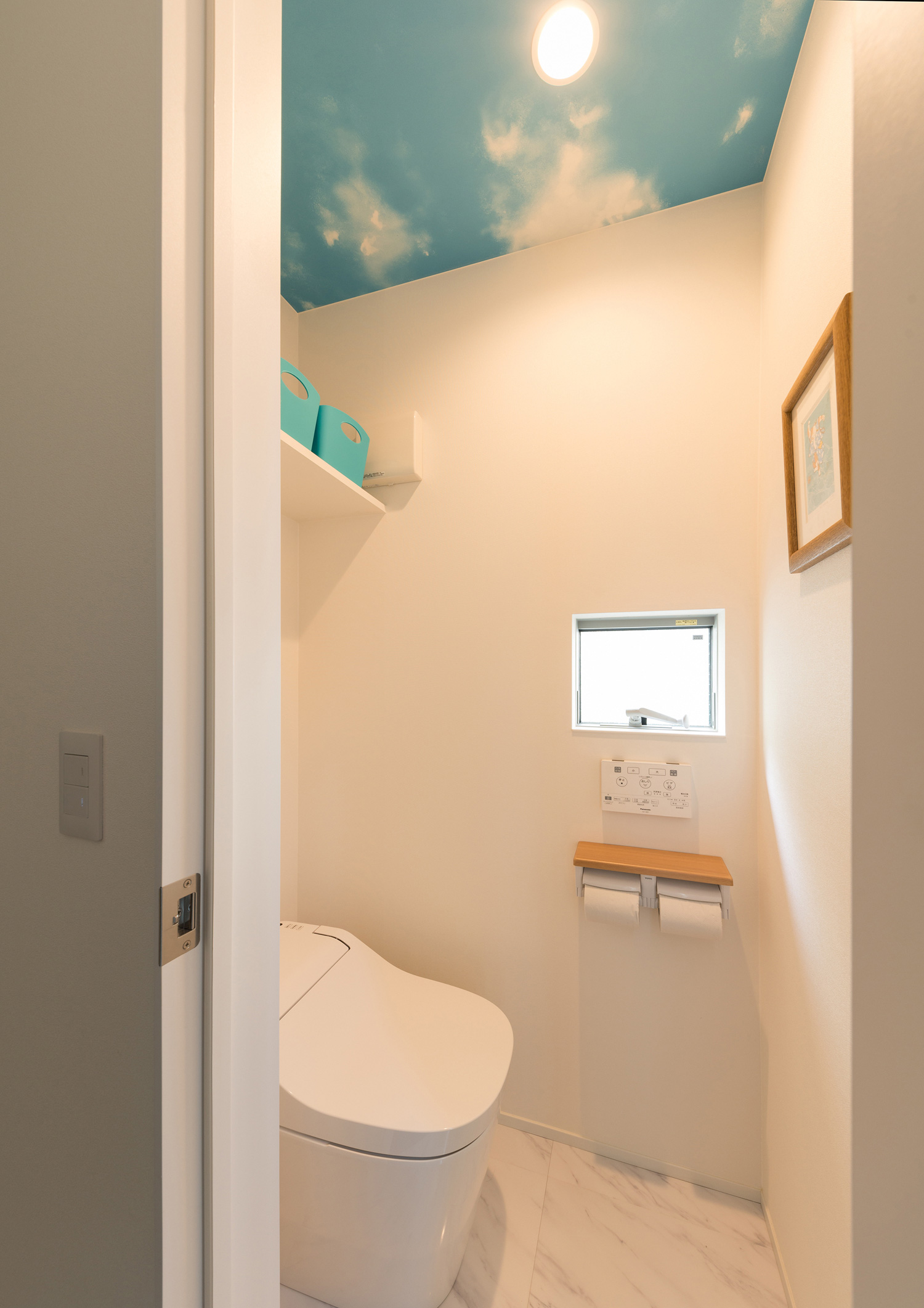 天井に青空のクロスを貼った窓付きの可愛いトイレ・デザイン住宅 注文住宅・デザイン住宅建築実例_『CASE546 ウォールナットとガラスの家』_トイレ