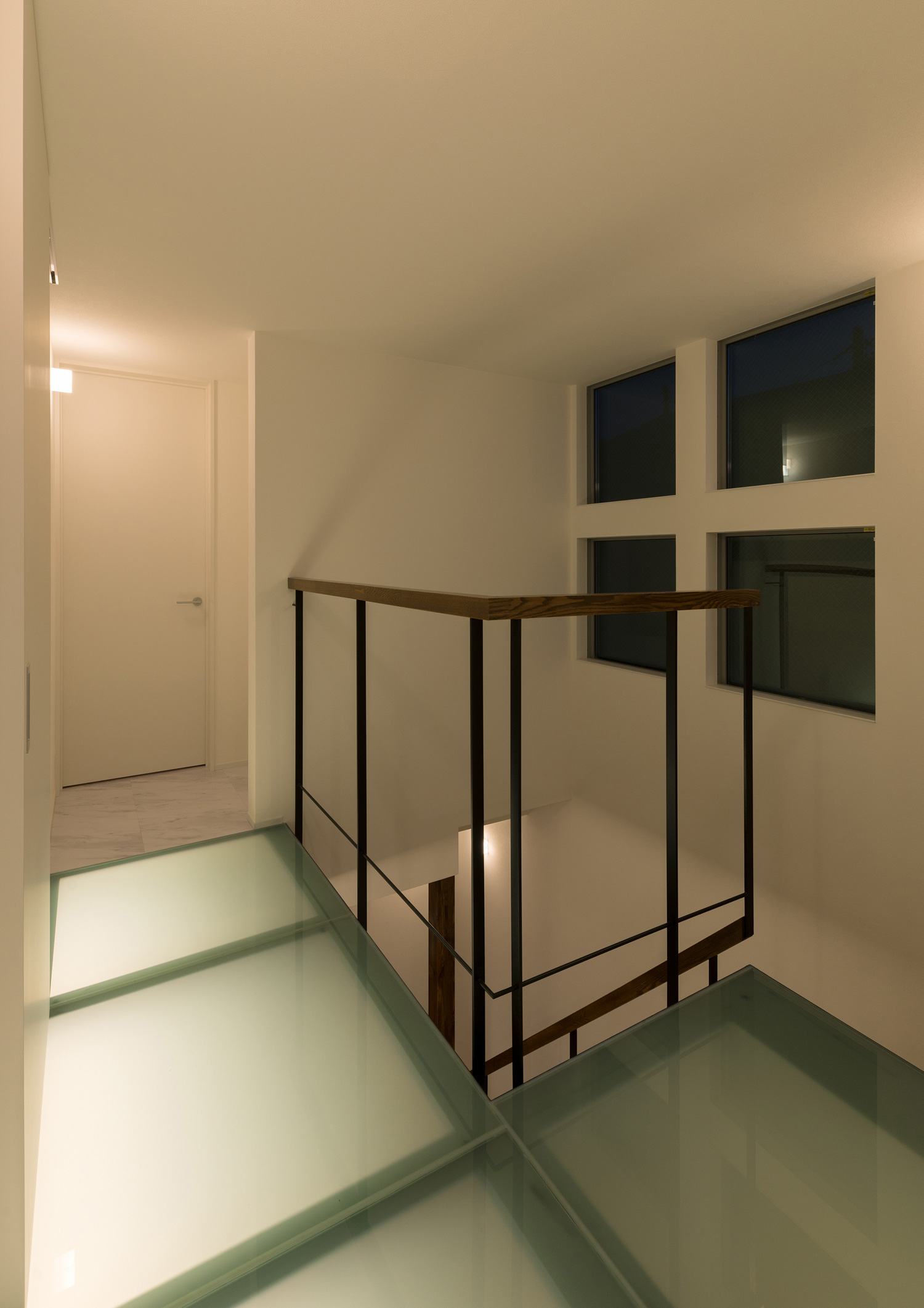 壁に窓があり、床がガラスになった二階の廊下・デザイン住宅 注文住宅・デザイン住宅建築実例_『CASE546 ウォールナットとガラスの家』_廊下