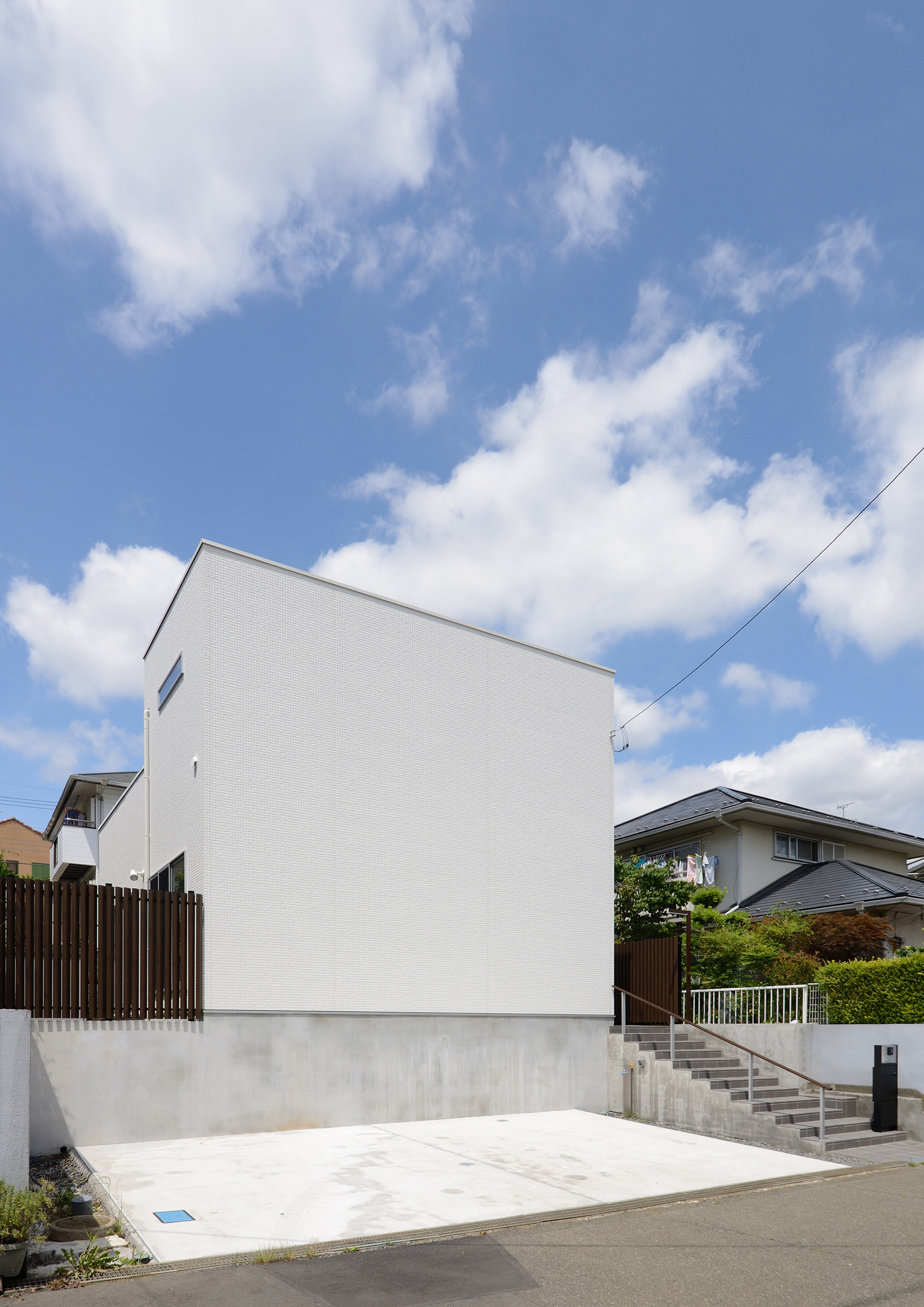 家の前にコンクリ―トの駐車スペースがある白いキューブ状の外壁の家・デザイン住宅 注文住宅・デザイン住宅建築実例_『CASE561 TOHFU-HOUSE』_外観