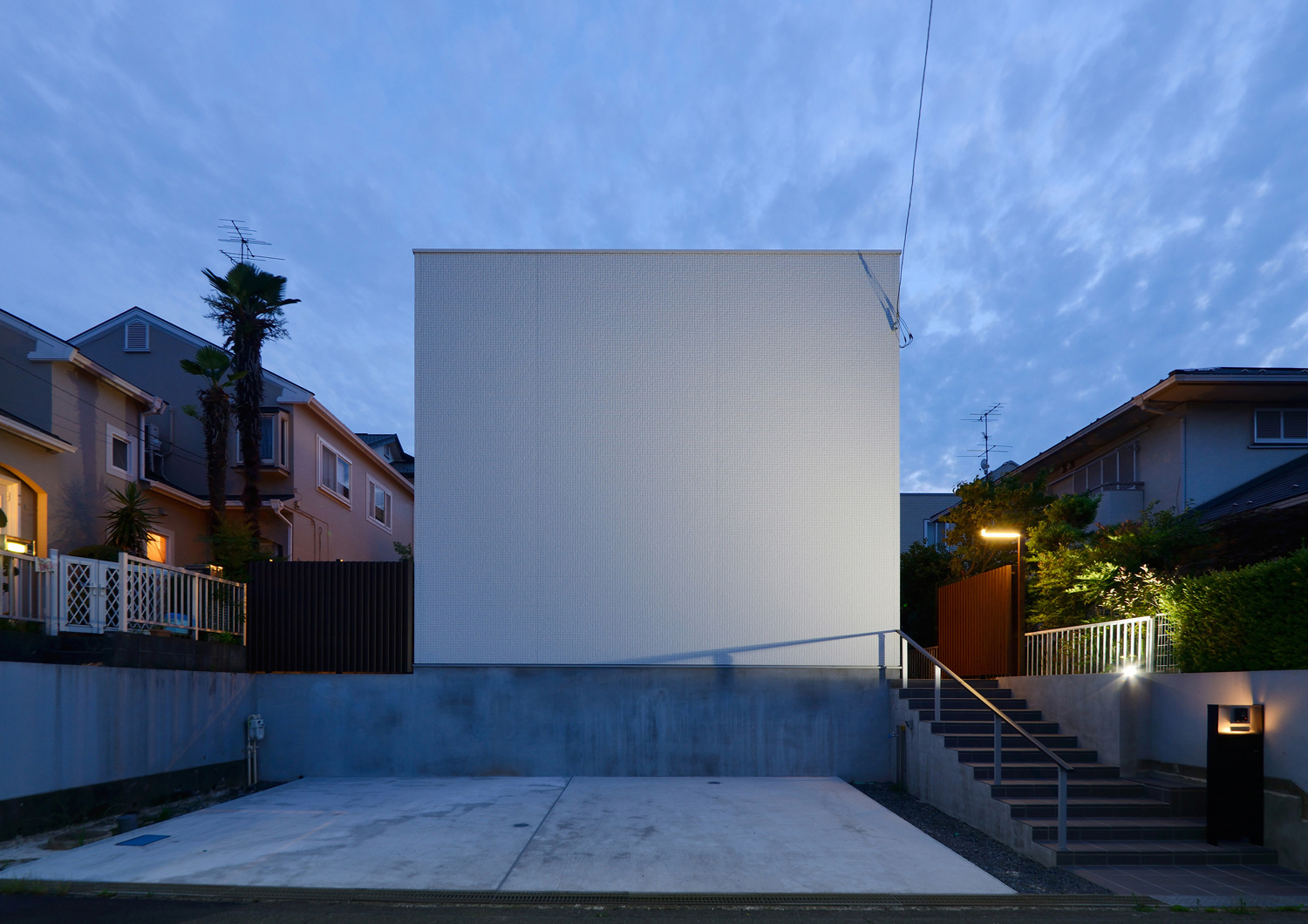 照明に照らされた窓のない白いキューブ状のシンプルな外観・デザイン住宅 注文住宅・デザイン住宅建築実例_『CASE561 TOHFU-HOUSE』_外観