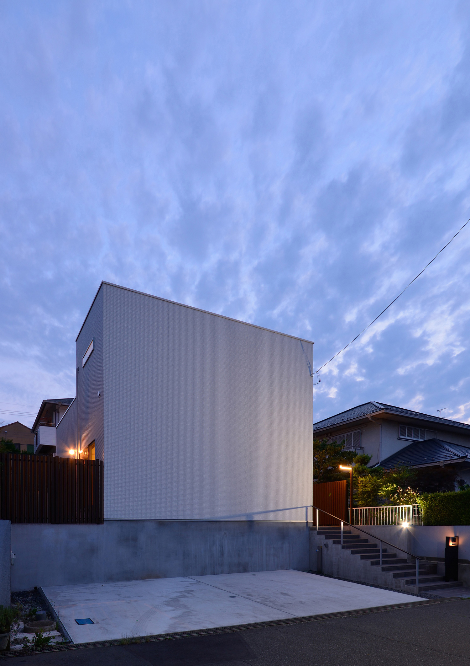 照明に照らされた白いキューブ状のおしゃれな外観・デザイン住宅 注文住宅・デザイン住宅建築実例_『CASE561 TOHFU-HOUSE』_外観