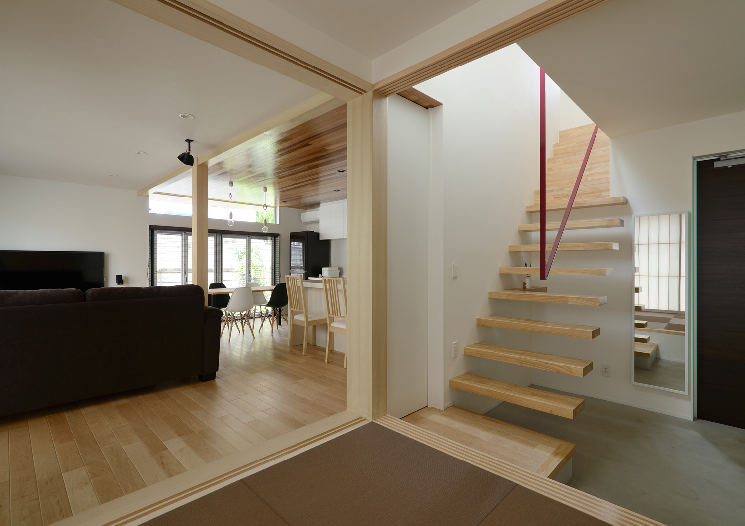 玄関とLDKの間に和室が繋がるおしゃれな間取り・デザイン住宅 注文住宅・デザイン住宅建築実例_『CASE561 TOHFU-HOUSE』_LDK