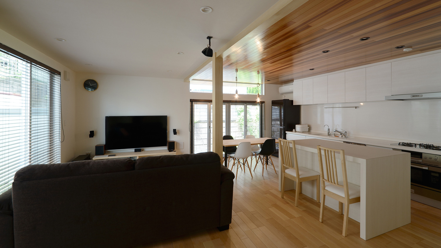 天井の色を切り替えた、黒いソファーを置いたフローリングのLDK・デザイン住宅 注文住宅・デザイン住宅建築実例_『CASE561 TOHFU-HOUSE』_LDK