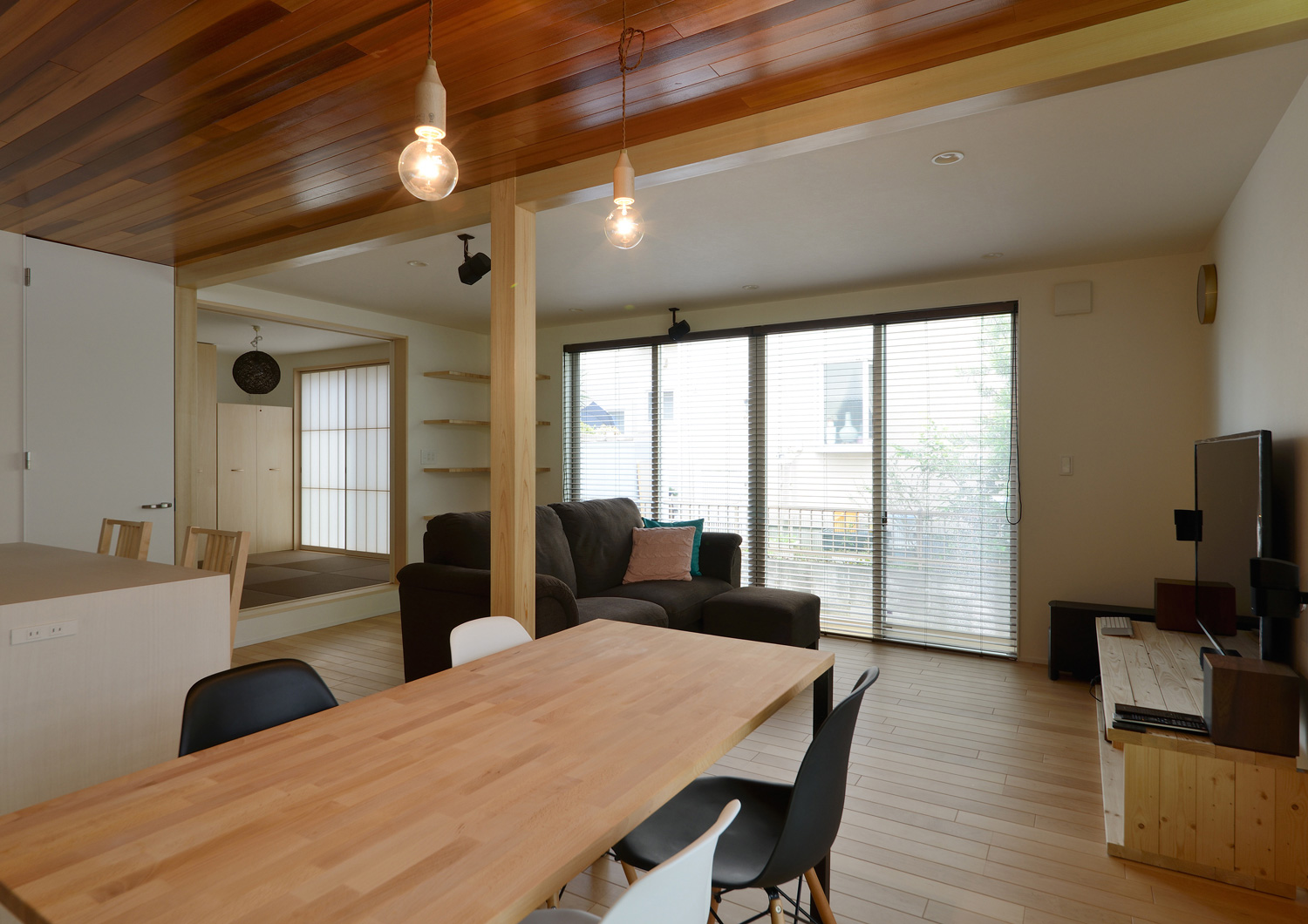 木目の天井に間接照明を取り付けた木のダイニングテーブルを置いたLDK・デザイン住宅 注文住宅・デザイン住宅建築実例_『CASE561 TOHFU-HOUSE』_LDK