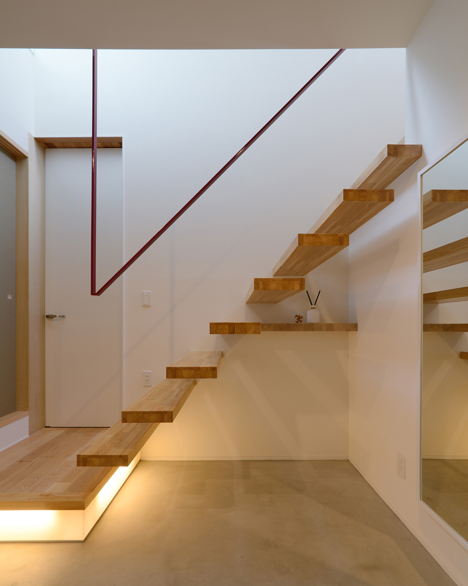 シャープな手すりを取り付けた木製のスケルトン階段・デザイン住宅 注文住宅・デザイン住宅建築実例_『CASE561 TOHFU-HOUSE』_階段