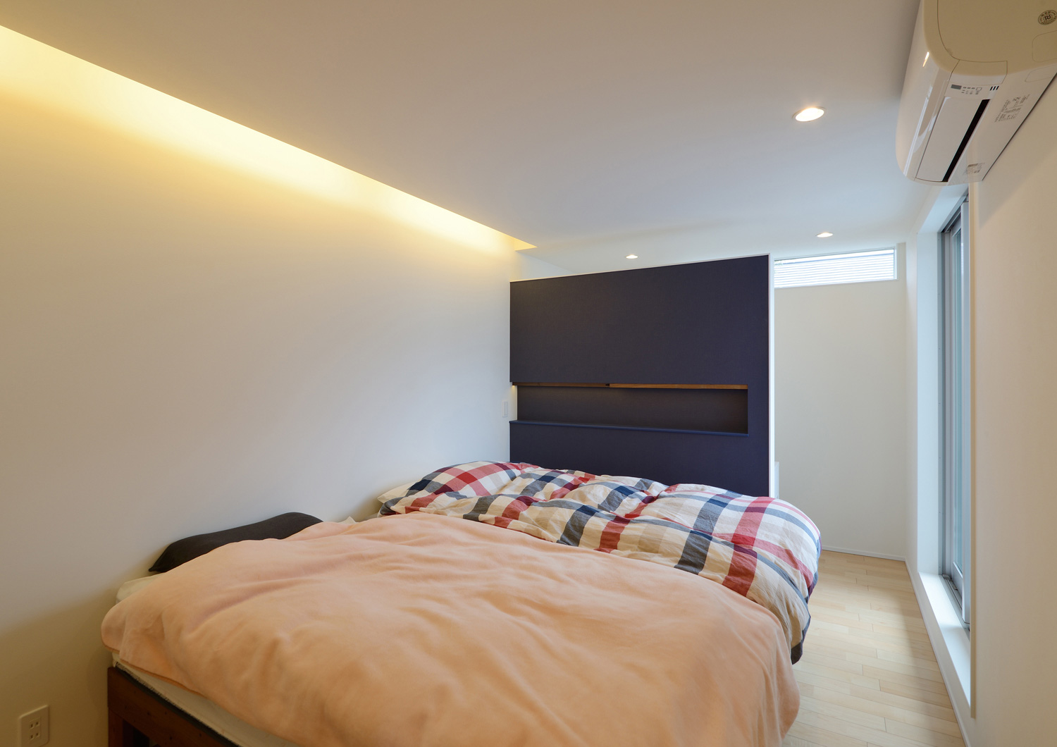 壁際に間接照明を取り付けたベッドを二つ並べたLDK・デザイン住宅 注文住宅・デザイン住宅建築実例_『CASE561 TOHFU-HOUSE』_寝室