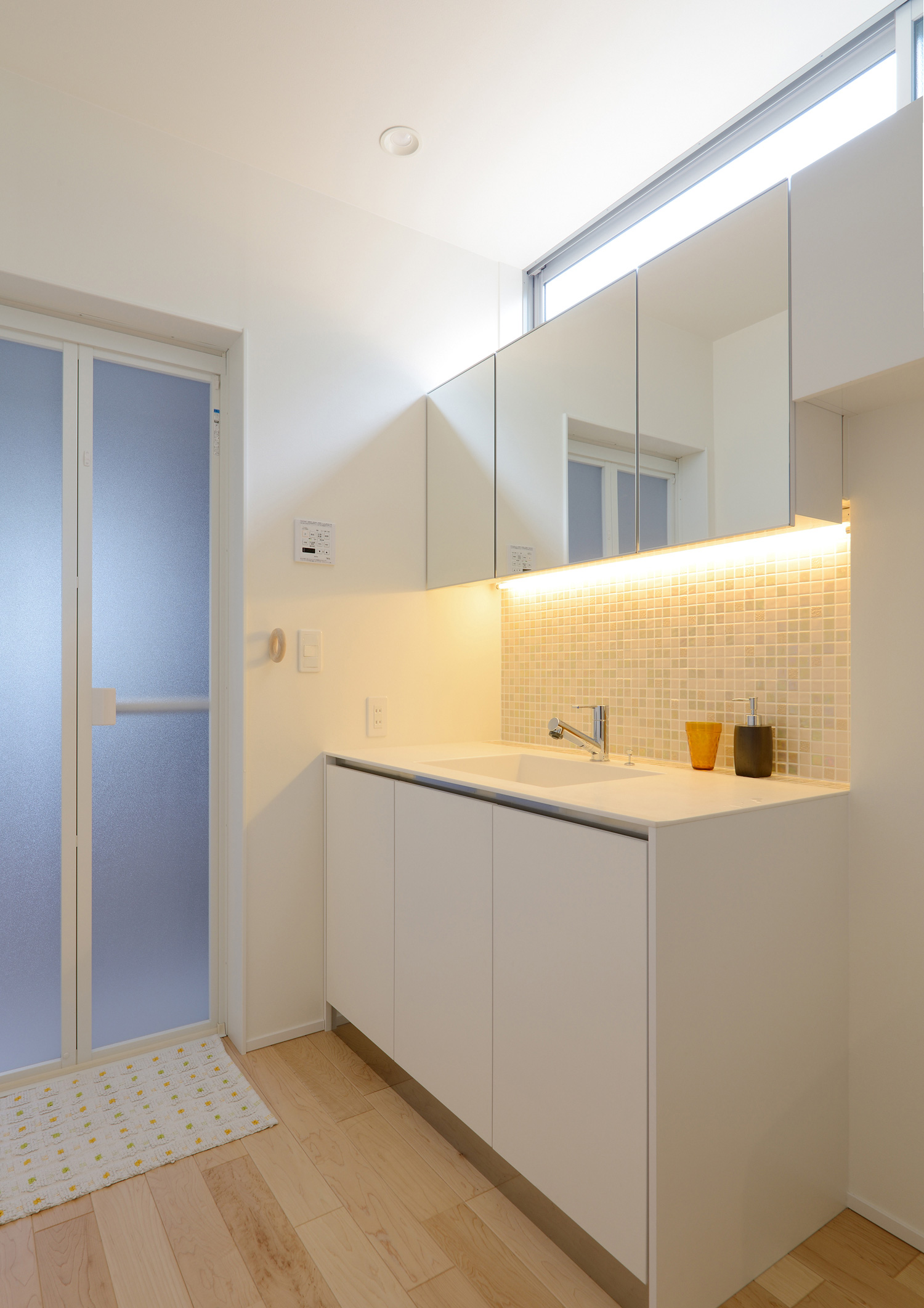 天井近くに窓を設けたミラーキャビネットを取り付けた白いおしゃれな洗面所・デザイン住宅 注文住宅・デザイン住宅建築実例_『CASE561 TOHFU-HOUSE』_浴室・洗面所