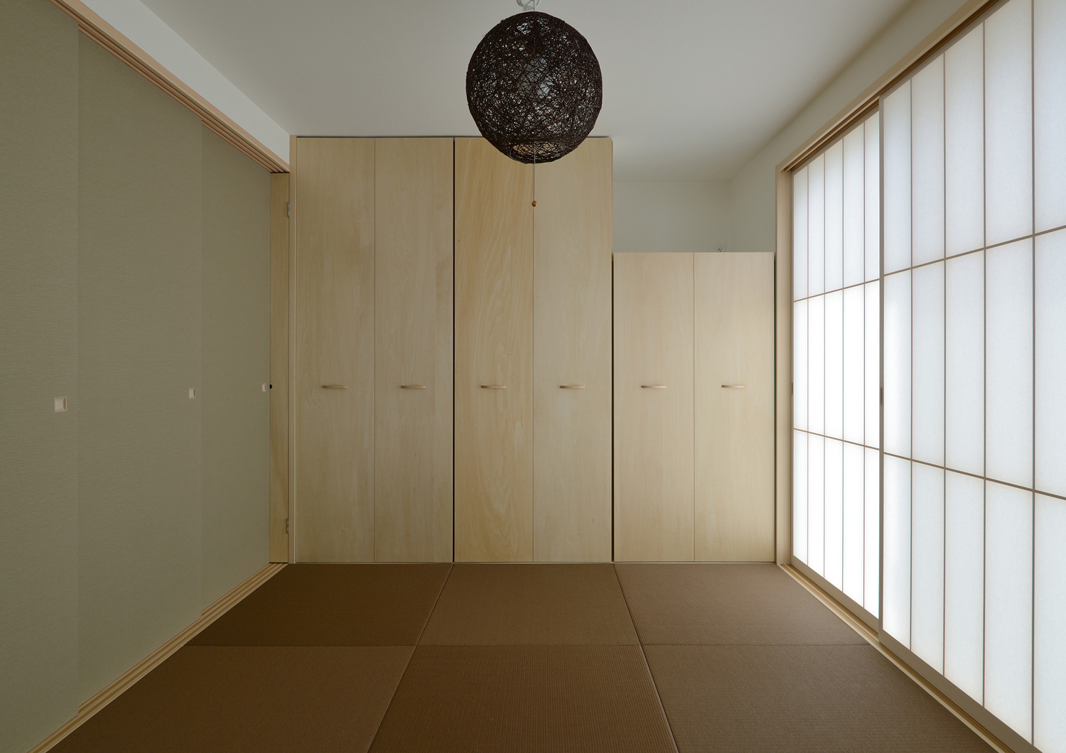 木の扉付きの収納を設けた、丸い間接照明や襖があるLDK・デザイン住宅 注文住宅・デザイン住宅建築実例_『CASE561 TOHFU-HOUSE』_和室