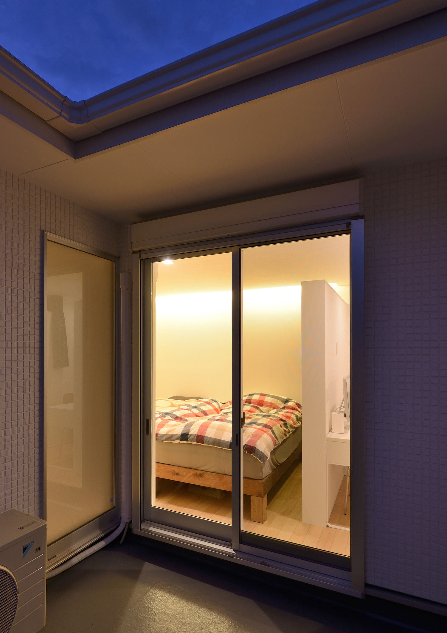 バルコニーから寝室を見ることが出来る様子・デザイン住宅 注文住宅・デザイン住宅建築実例_『CASE561 TOHFU-HOUSE』_テラス・バルコニー