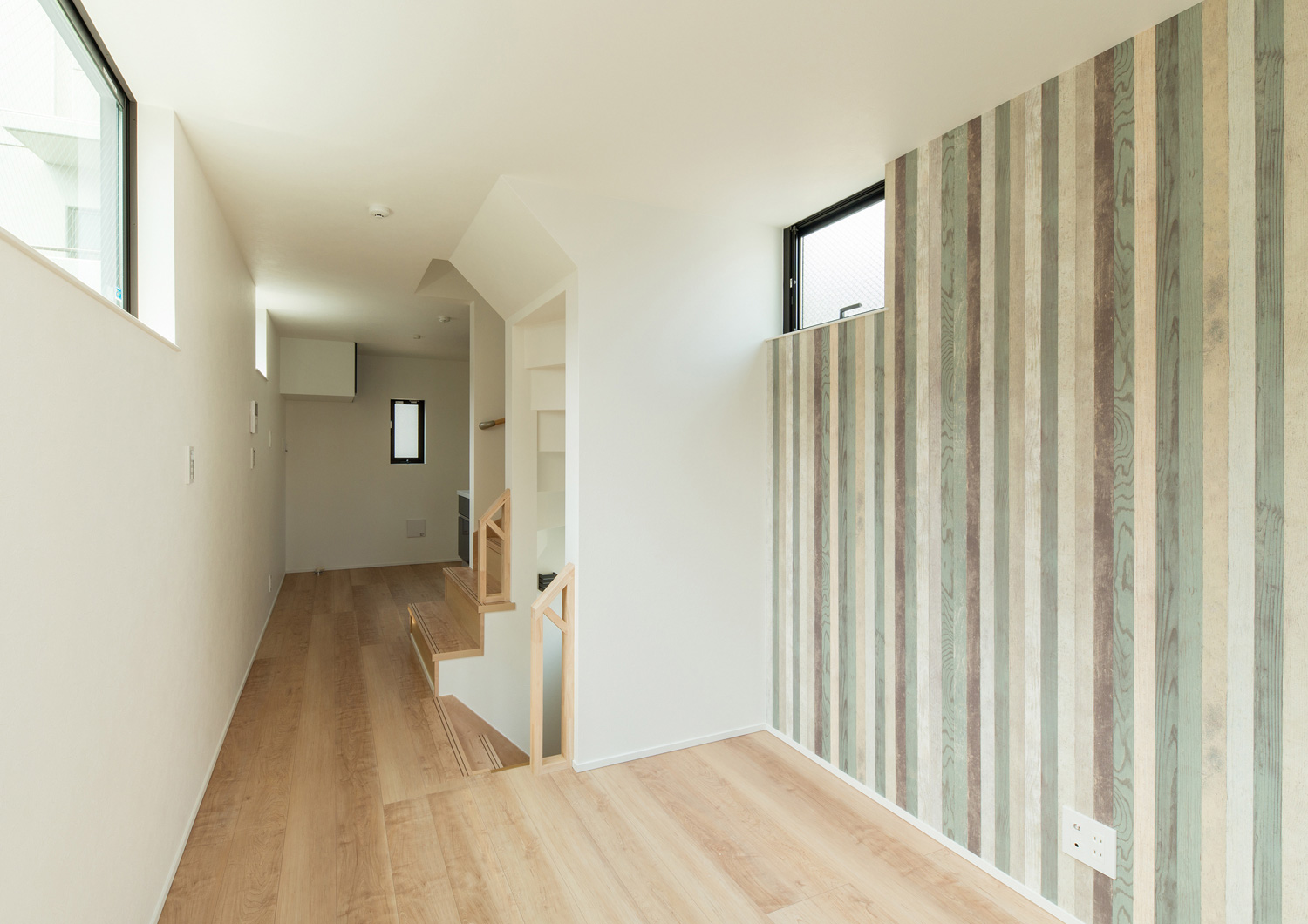 カラフルなアクセントクロスがあるフローリングのLDK・デザイン住宅 注文住宅・デザイン住宅建築実例_『CASE562 タテ長い家』_LDK