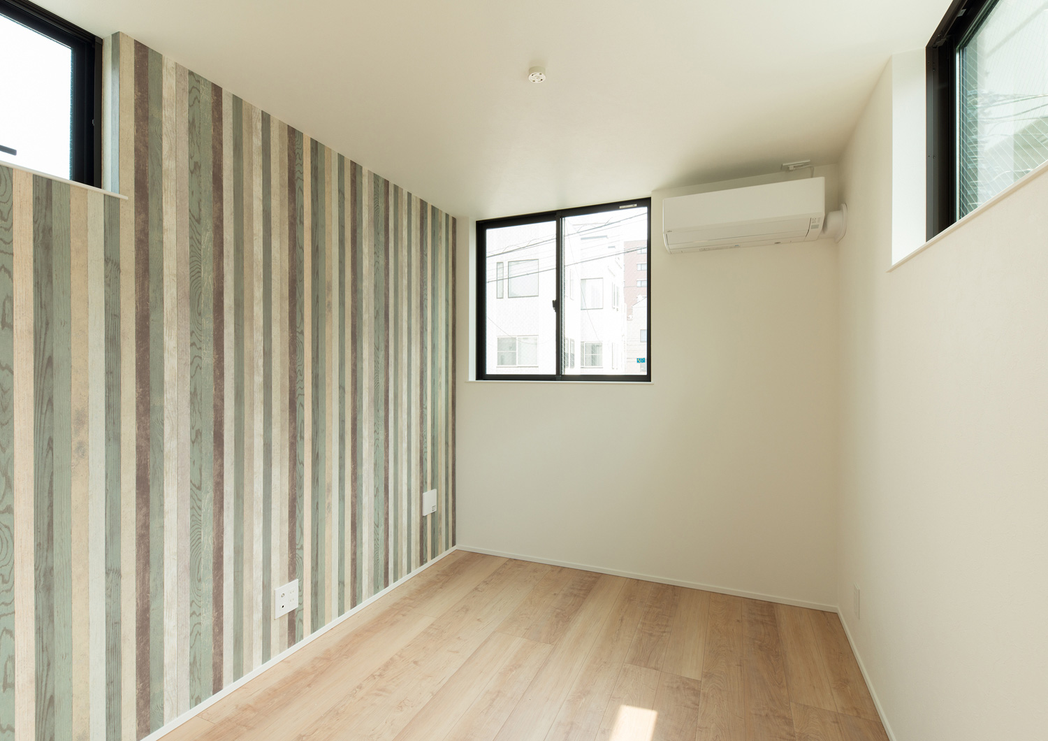 三方向に窓を設けた明るいフローリングのLDK・デザイン住宅 注文住宅・デザイン住宅建築実例_『CASE562 タテ長い家』_LDK