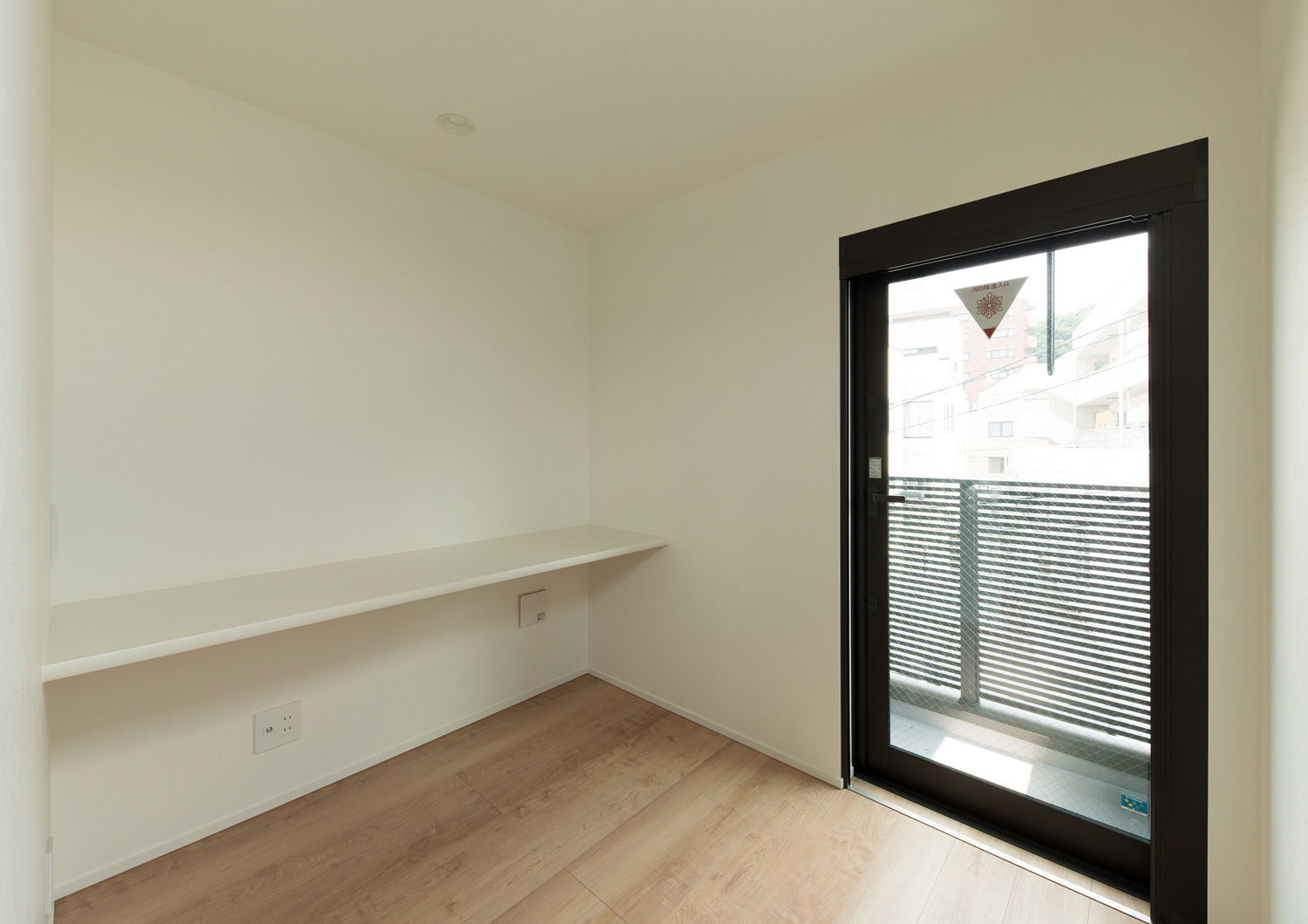 壁付けデスクがある、バルコニーに面した書斎・デザイン住宅 注文住宅・デザイン住宅建築実例_『CASE562 タテ長い家』_書斎