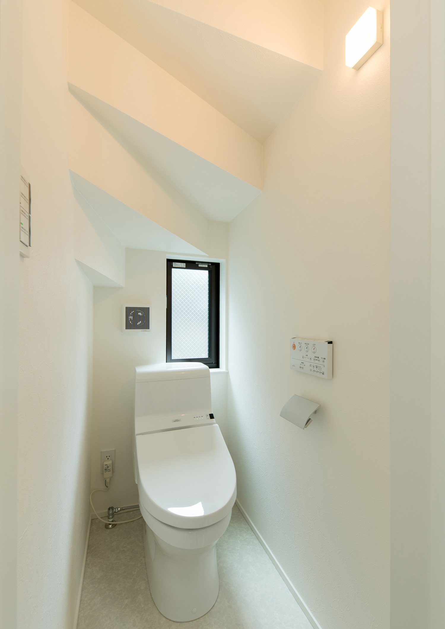 階段下のスペースに設けた白い壁のシンプルなトイレ・デザイン住宅 注文住宅・デザイン住宅建築実例_『CASE562 タテ長い家』_トイレ