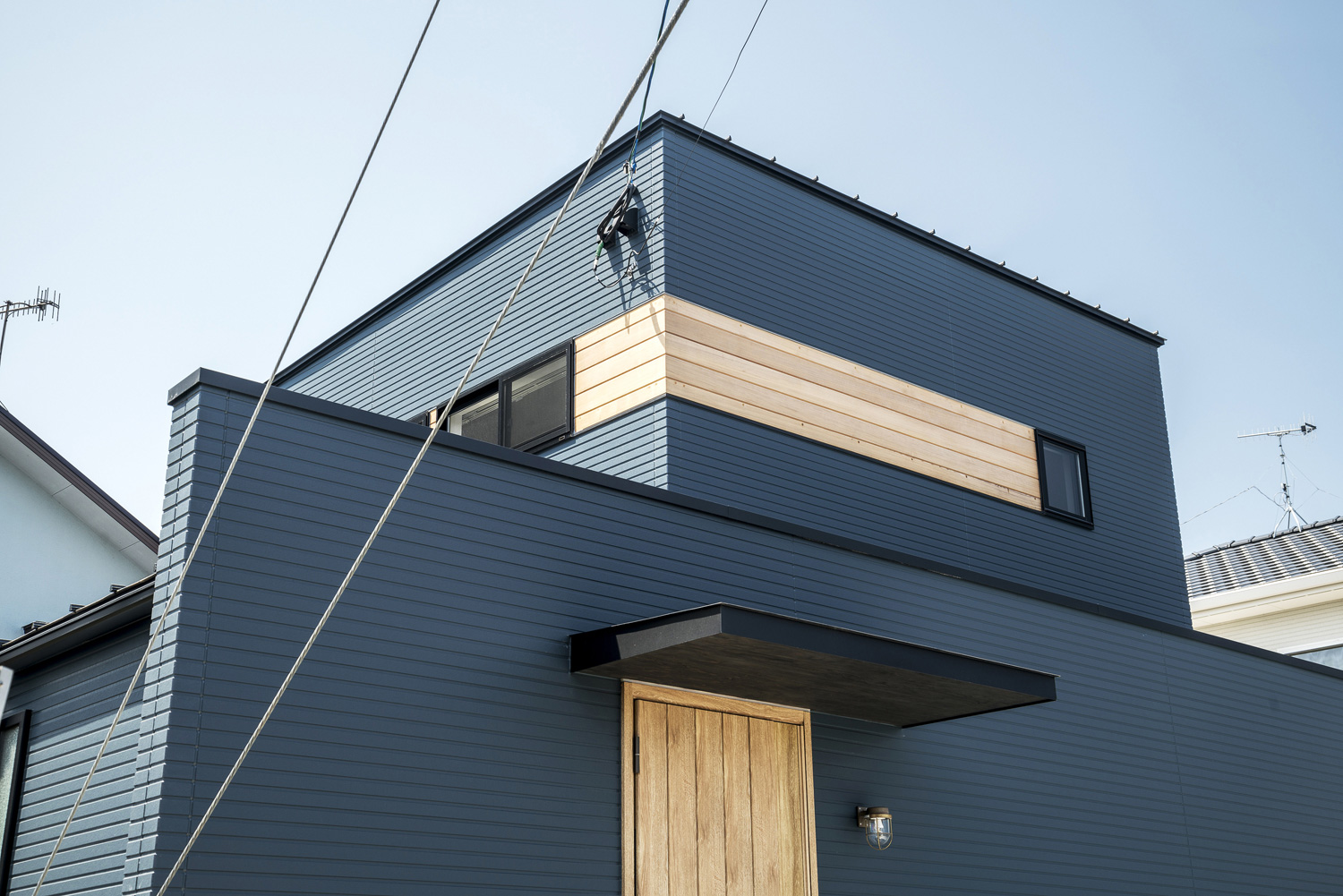 ネイビーの外壁に木材がアクセントで使われた外観・デザイン住宅 注文住宅・デザイン住宅建築実例_『CASE563 pocket』_外観