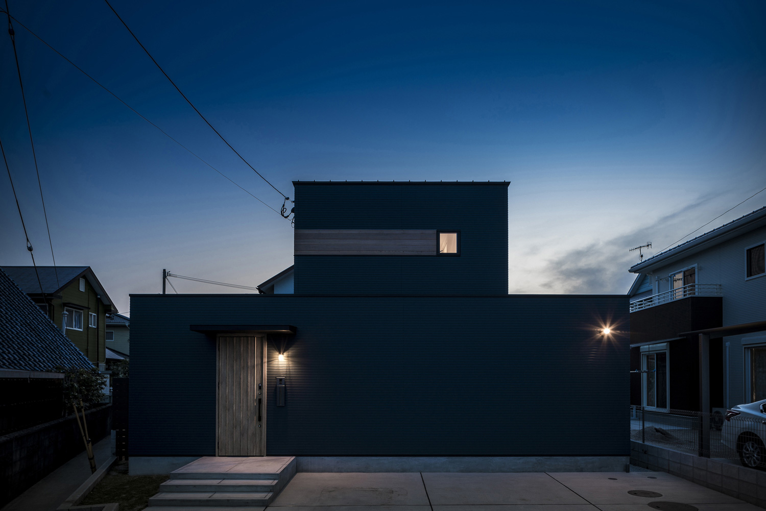 外壁に照明が取り付けられた、キューブが積み重なったような外観・デザイン住宅 注文住宅・デザイン住宅建築実例_『CASE563 pocket』_外観