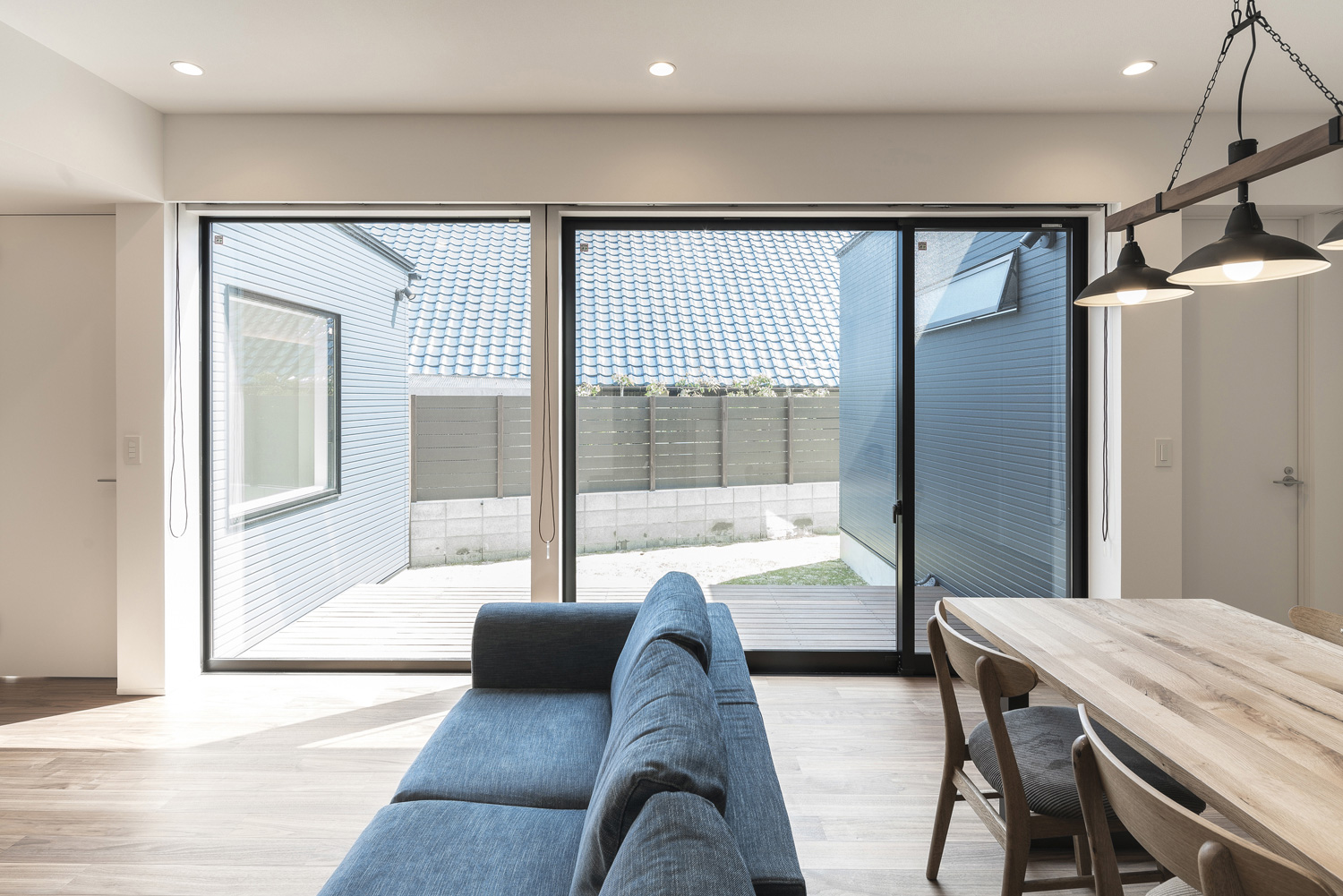 テラスに面した大開口窓がある明るいLDK・デザイン住宅 注文住宅・デザイン住宅建築実例_『CASE563 pocket』_LDK