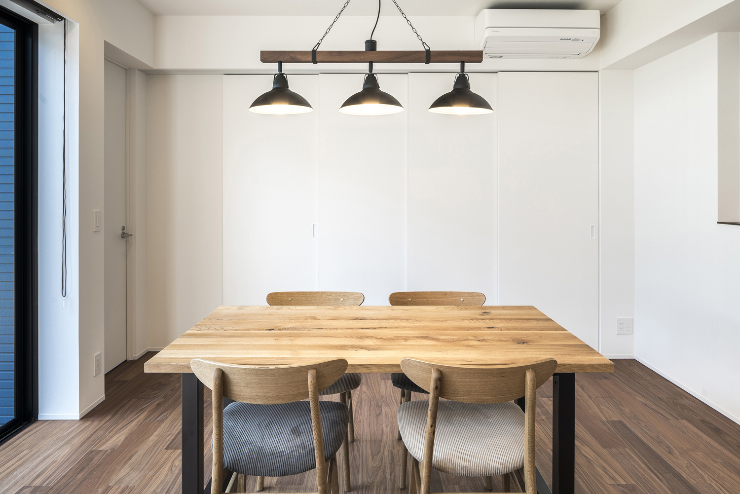 四人掛けの木のダイニングテーブルにペンダントライトを設けたLDK・デザイン住宅 注文住宅・デザイン住宅建築実例_『CASE563 pocket』_LDK
