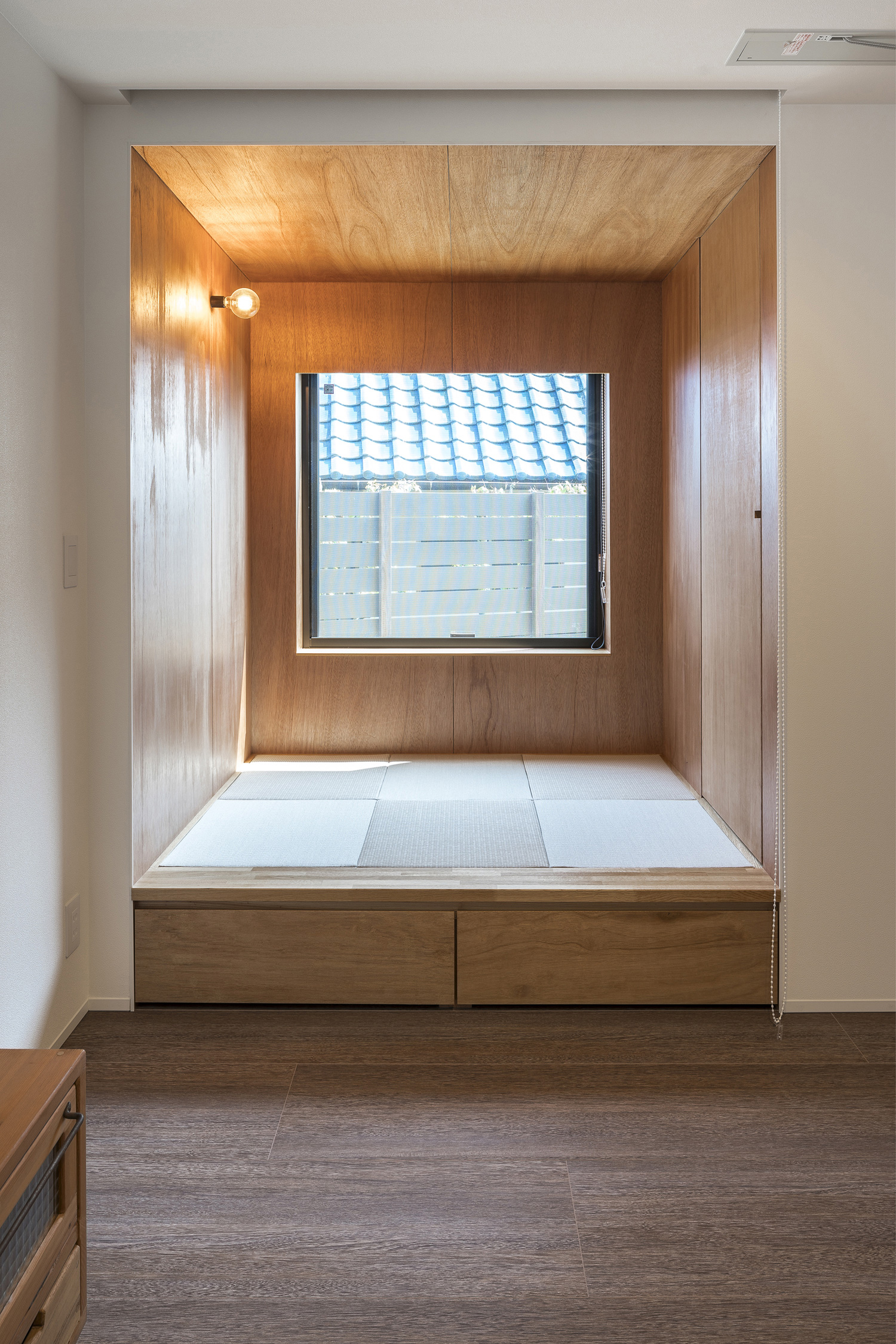 大きな正方形の窓や床下収納がある木の壁のシンプルな和室・デザイン住宅 注文住宅・デザイン住宅建築実例_『CASE563 pocket』_和室