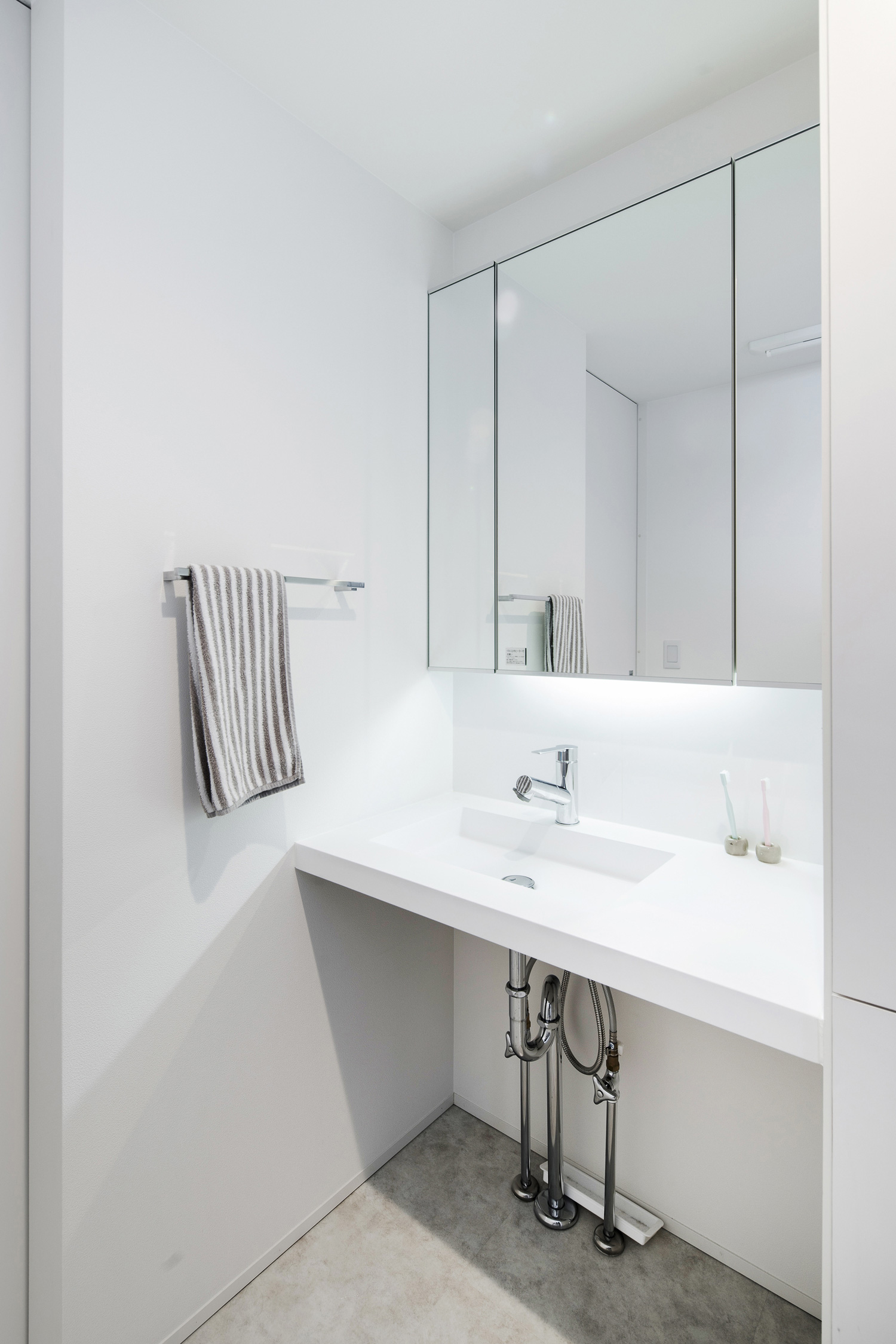 ミラーキャビネット付きの清潔感のある洗面所・デザイン住宅 注文住宅・デザイン住宅建築実例_『CASE563 pocket』_浴室・洗面所