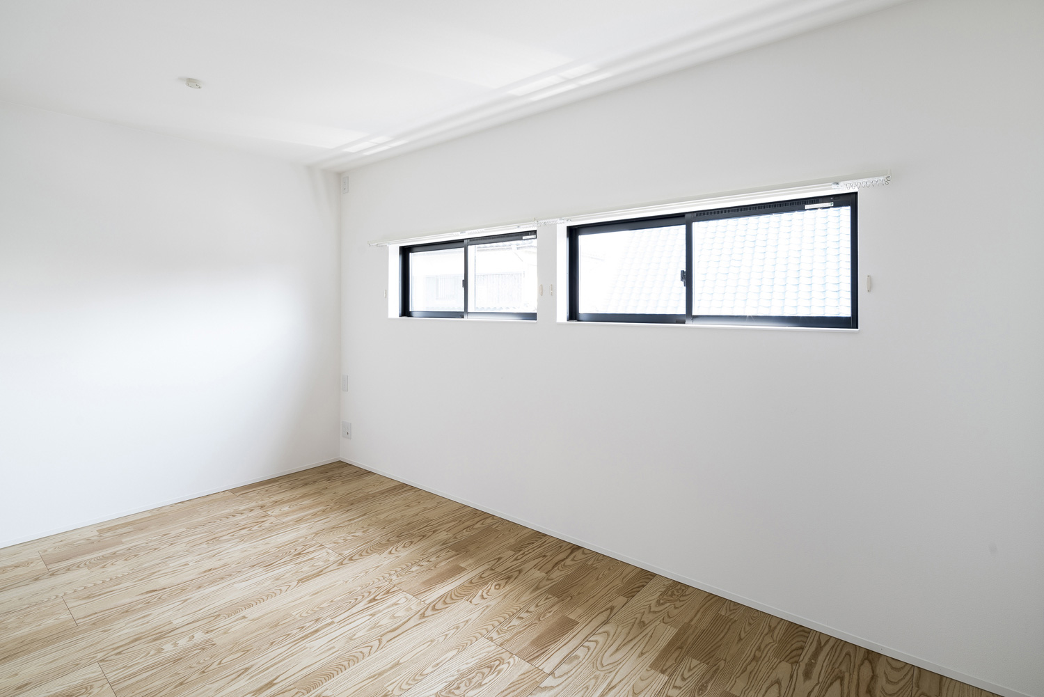 白い壁に左右対称のスリット窓を設けたフローリングの子供部屋・デザイン住宅 注文住宅・デザイン住宅建築実例_『CASE563 pocket』_フリースペース