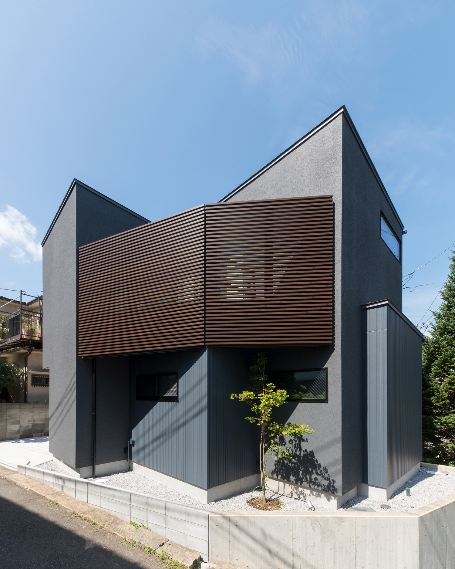 グレーの外壁に木製のルーバーの目隠しを取り付けた外観・デザイン住宅 注文住宅・デザイン住宅建築実例_『CASE564 高尾の家』_外観