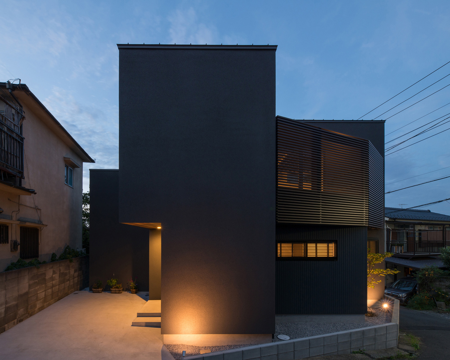 地面に照明を取り付けたおしゃれな外観の家・デザイン住宅 注文住宅・デザイン住宅建築実例_『CASE564 高尾の家』_外観